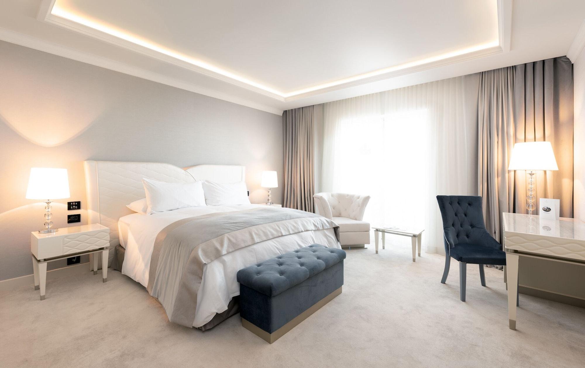 Double Deluxe King Bed