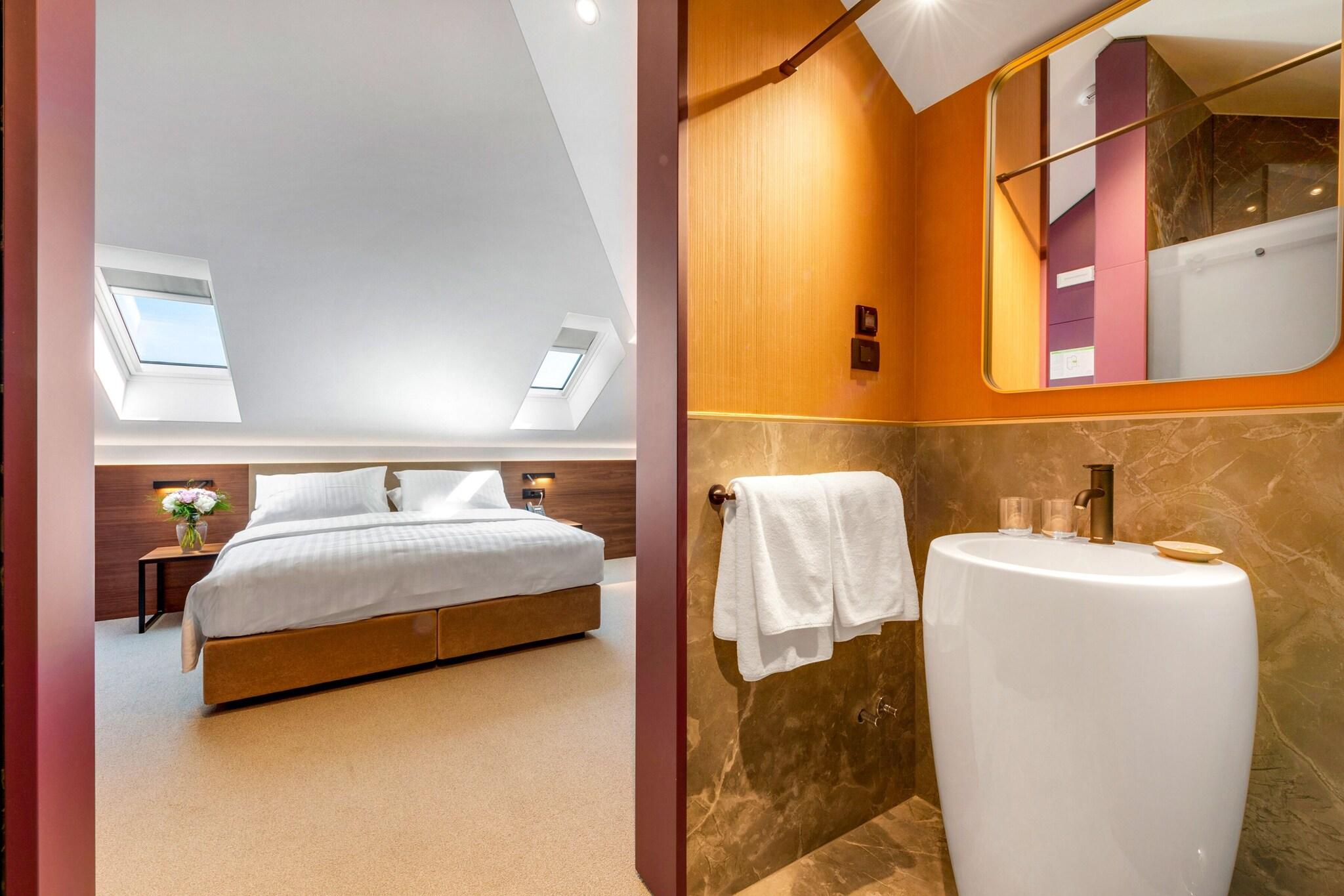 Double Executive Queen Bed