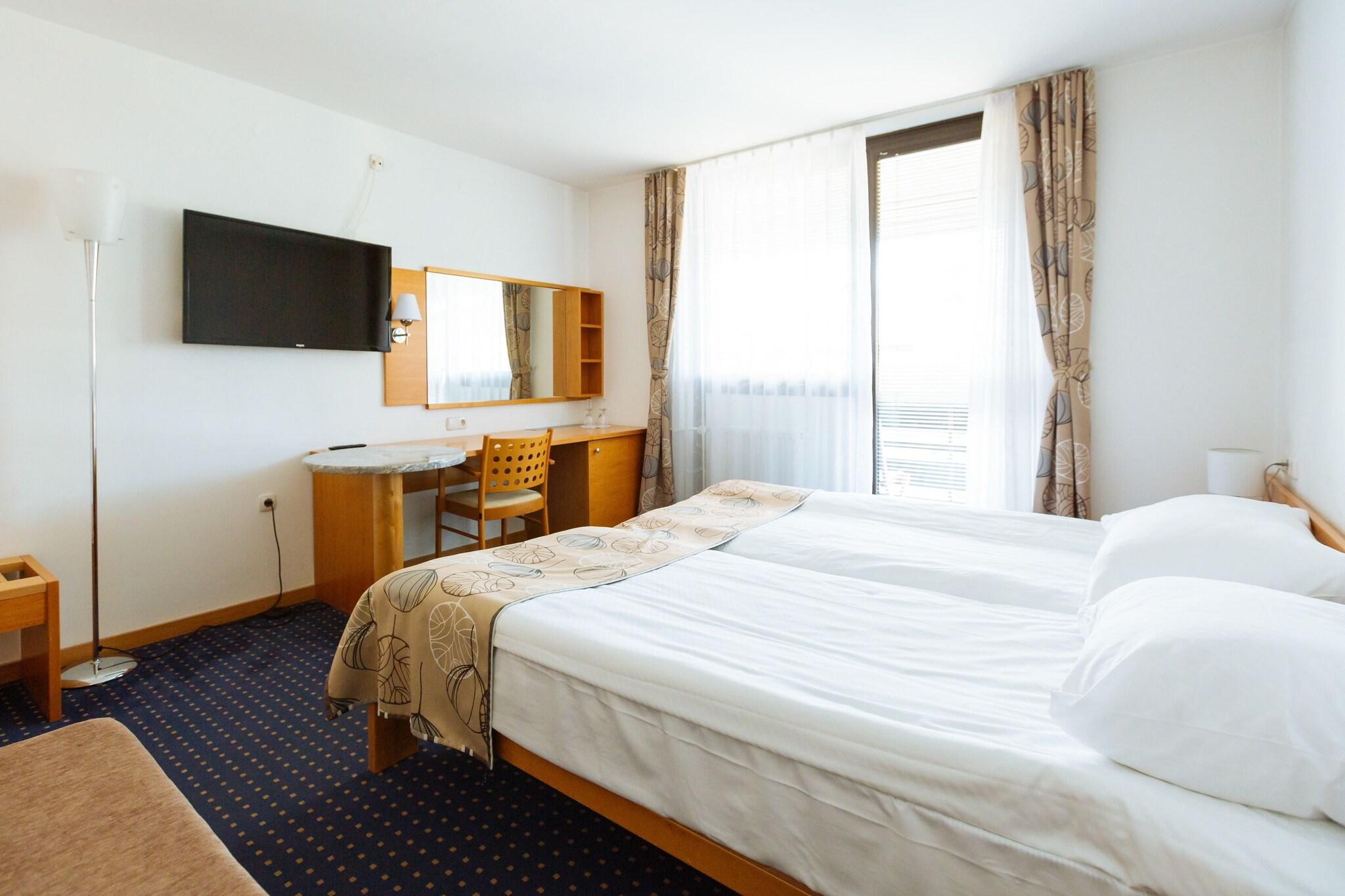 Double Deluxe Queen Bed