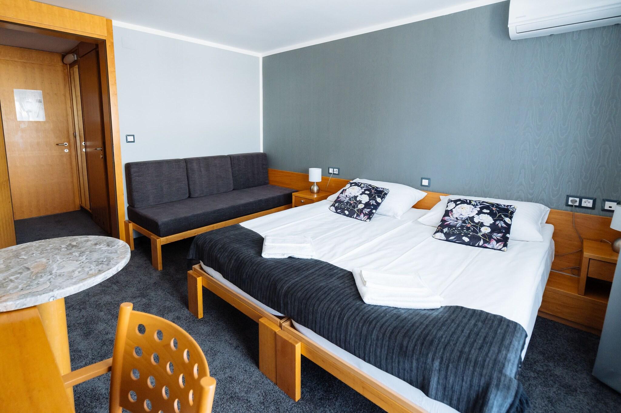 Double Deluxe Queen Bed