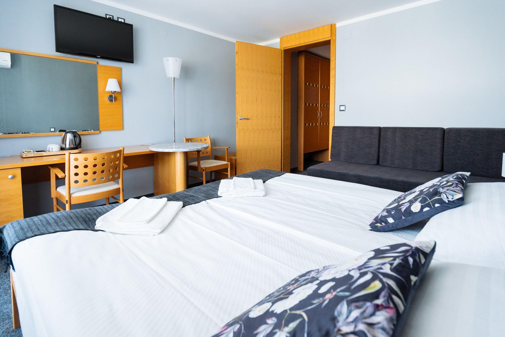 Double Deluxe Queen Bed