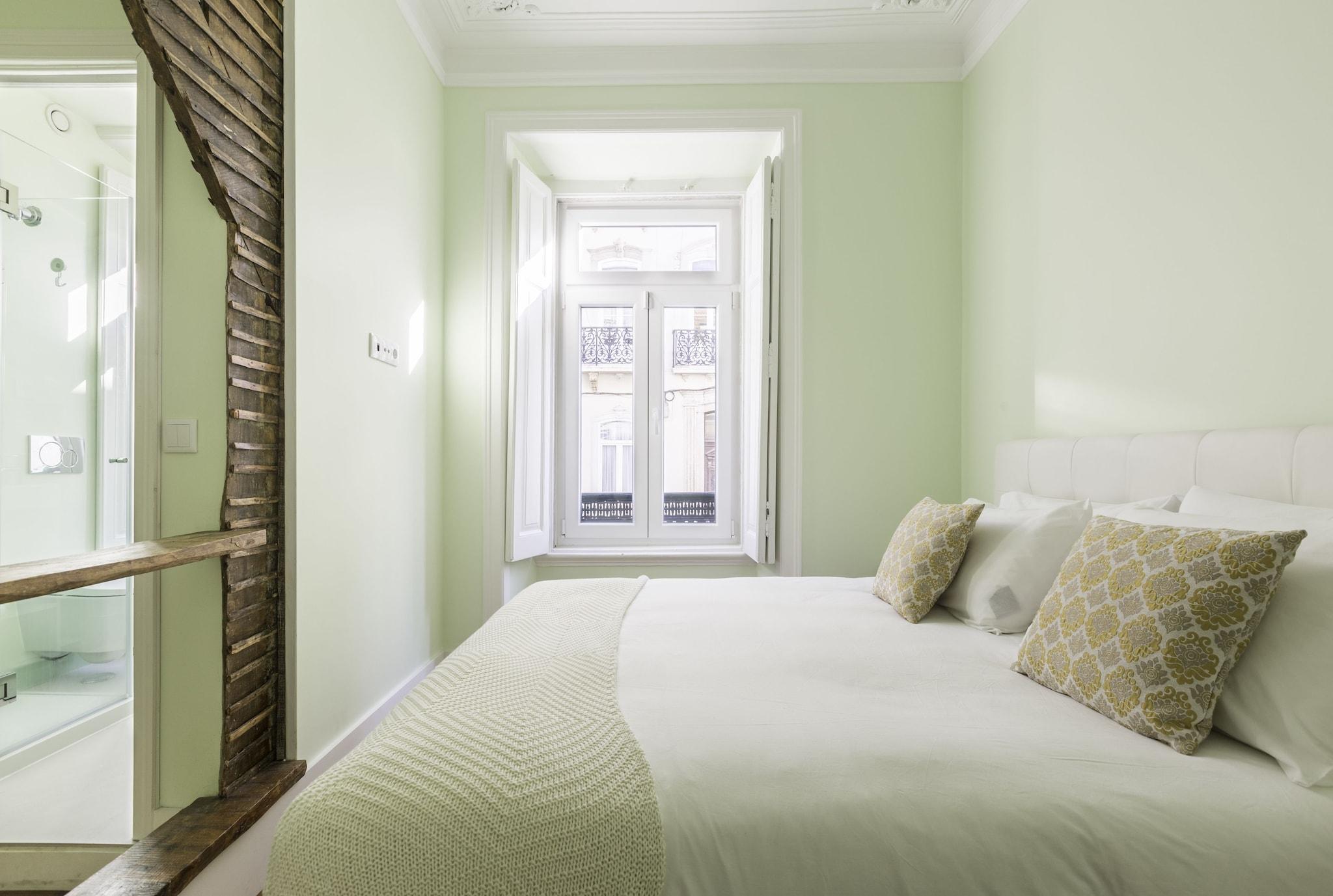 Double or Twin Deluxe Queen Bed