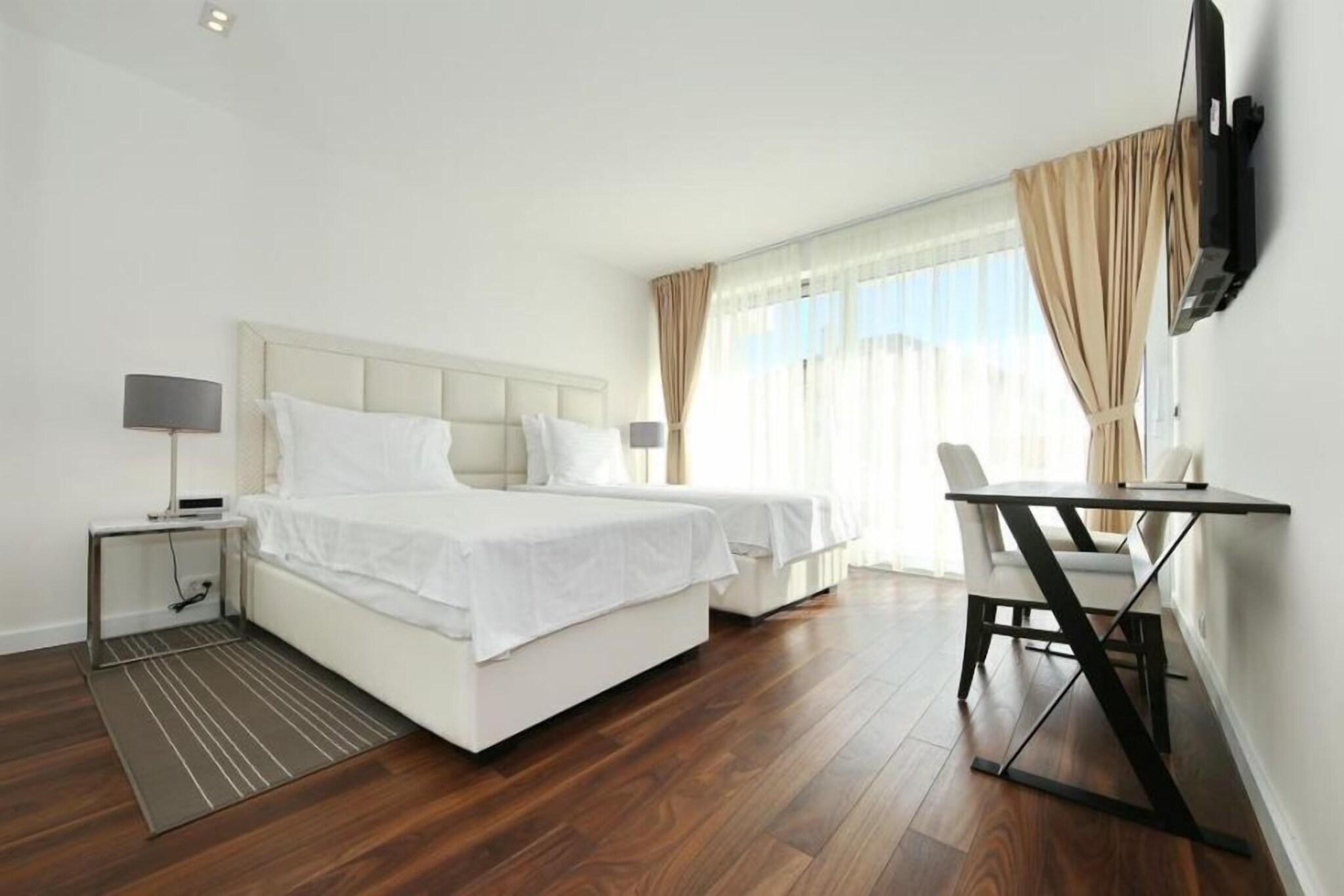 Double Deluxe Queen Bed