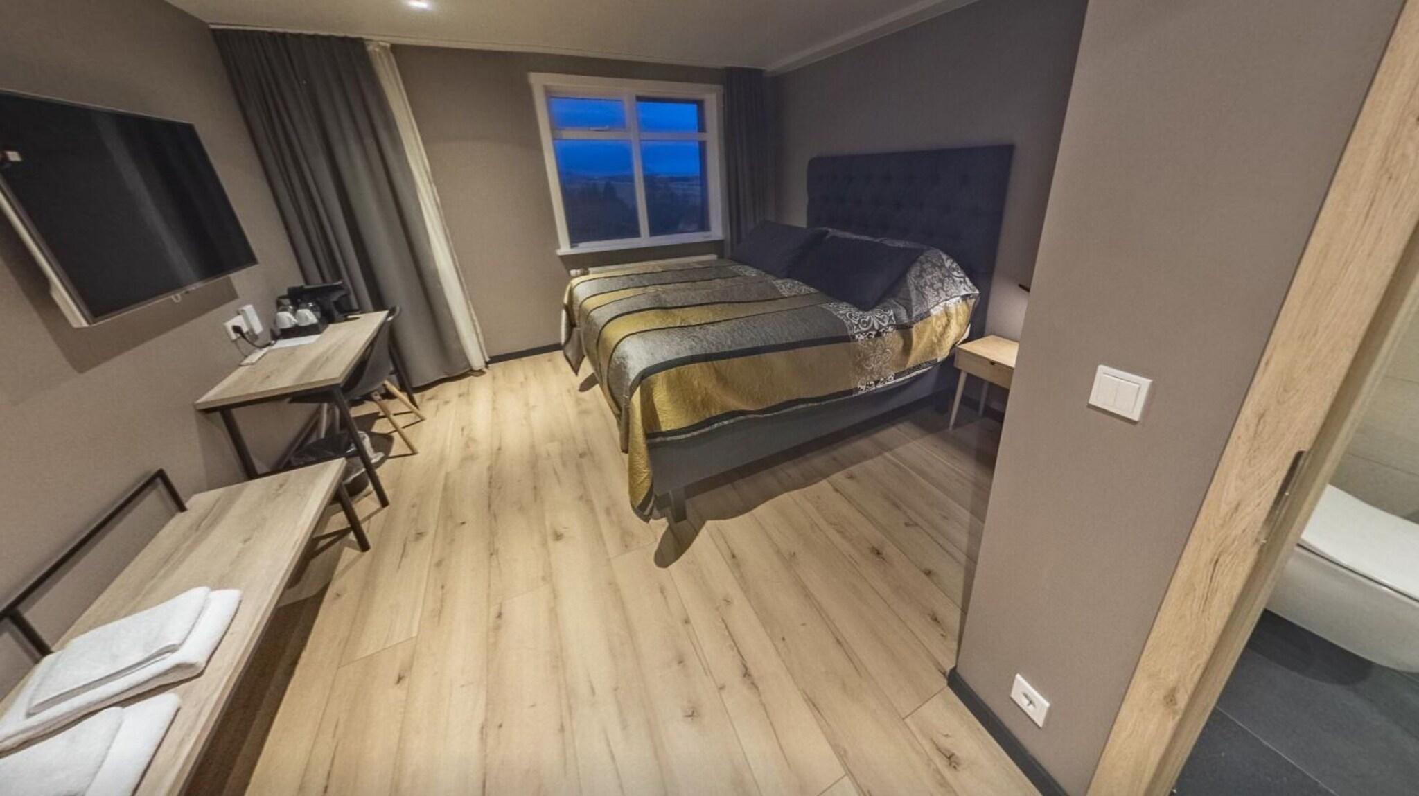 Junior Suite Queen Size Bed