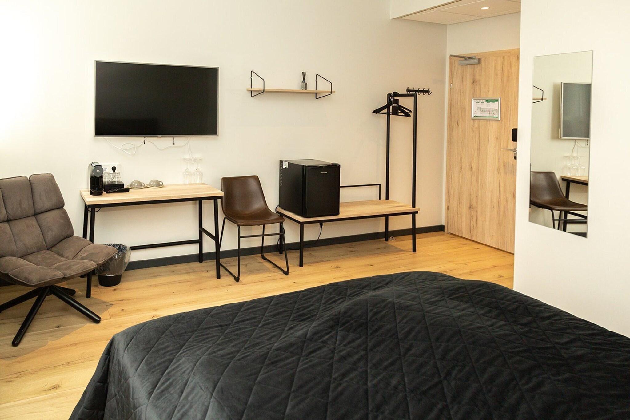 Junior Suite Queen Size Bed