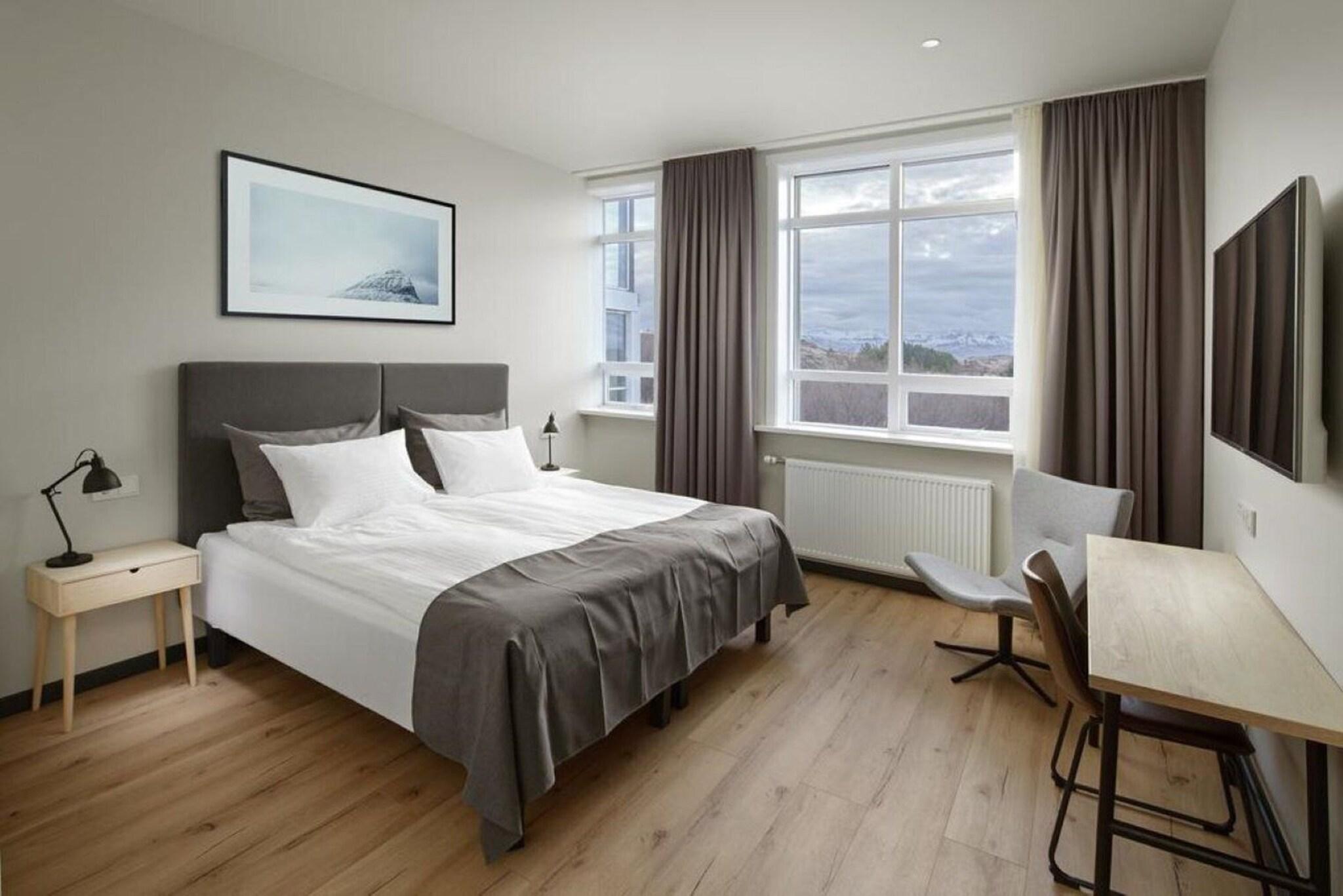 Junior Suite Queen Size Bed