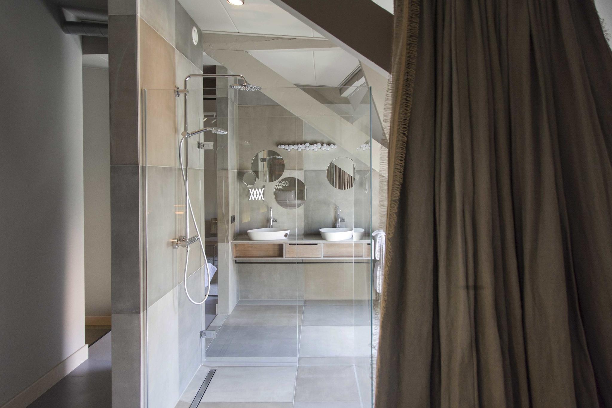 Suite City View King Bed