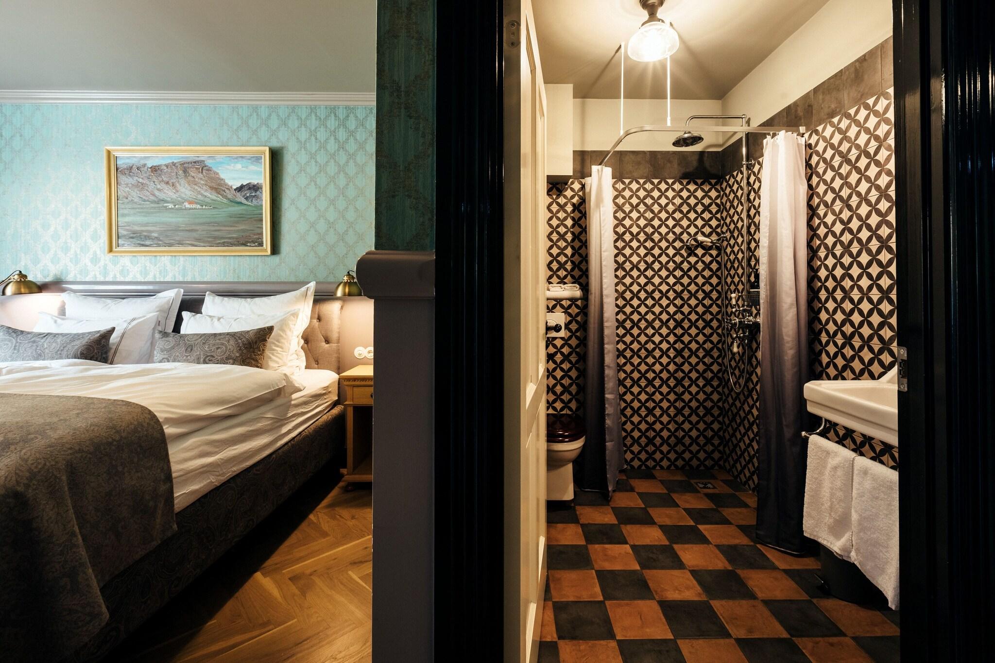 Double Queen Size Bed