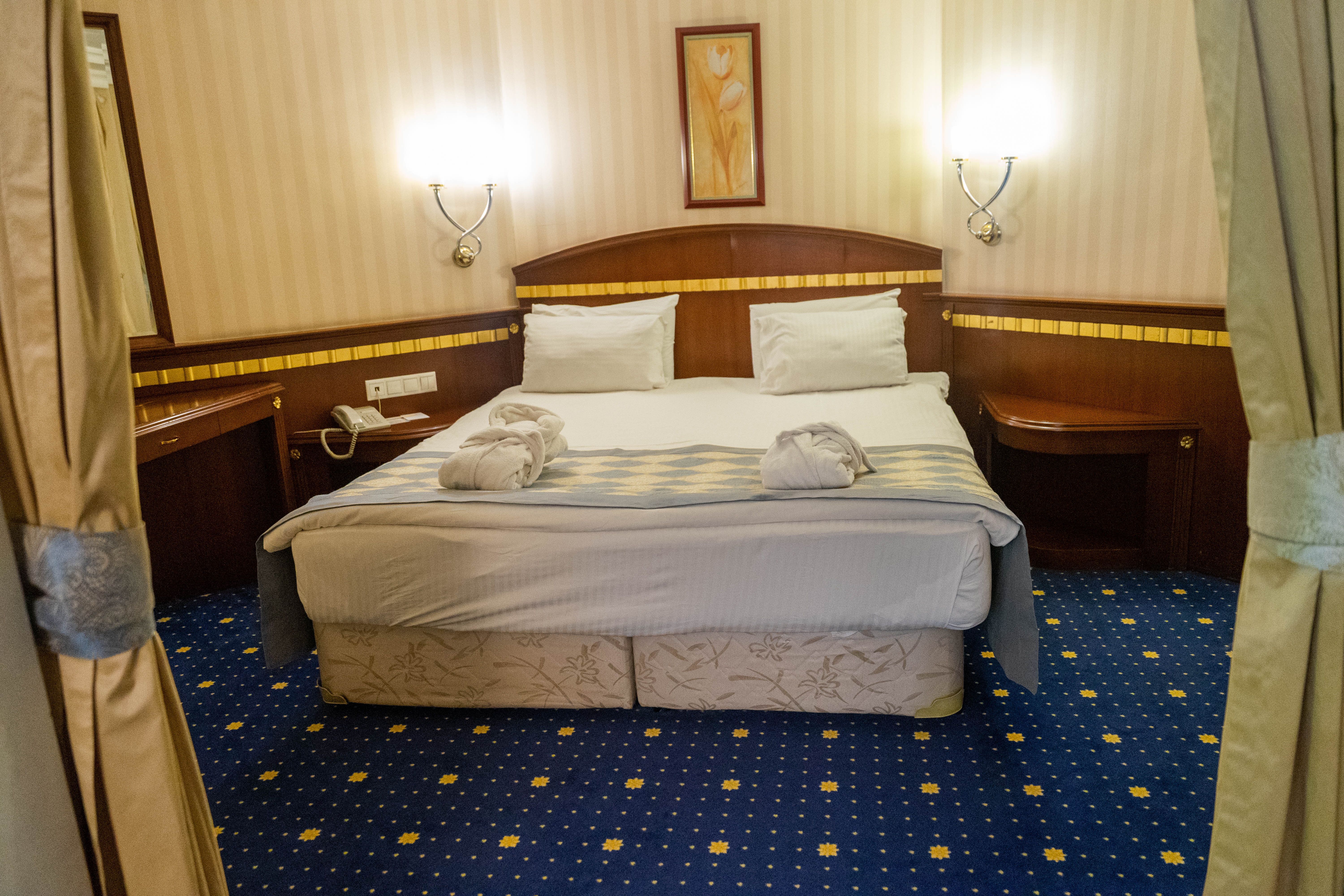 Junior Suite Queen Size Bed