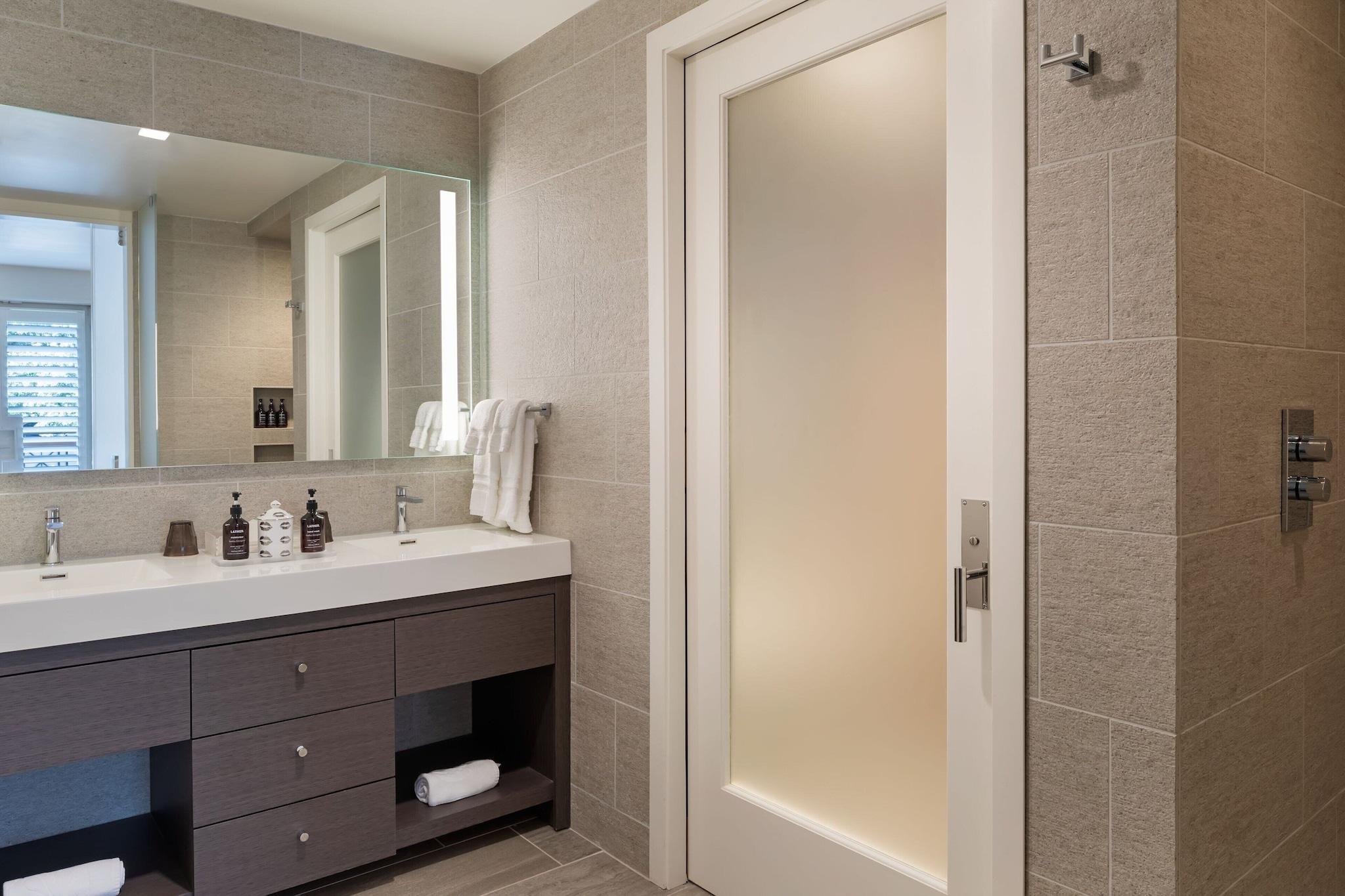 Double City View Queen Bed