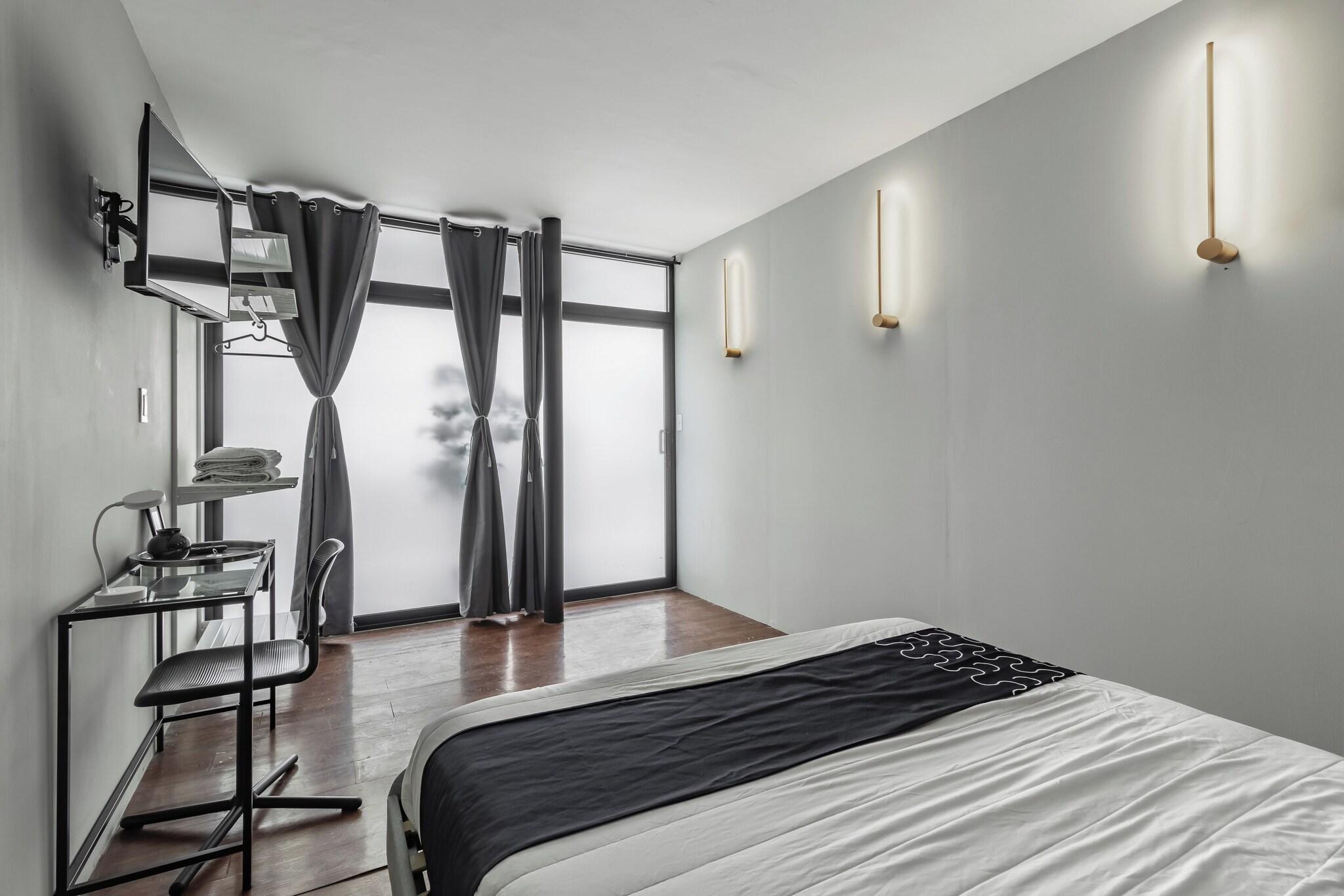 Double Executive Queen Bed