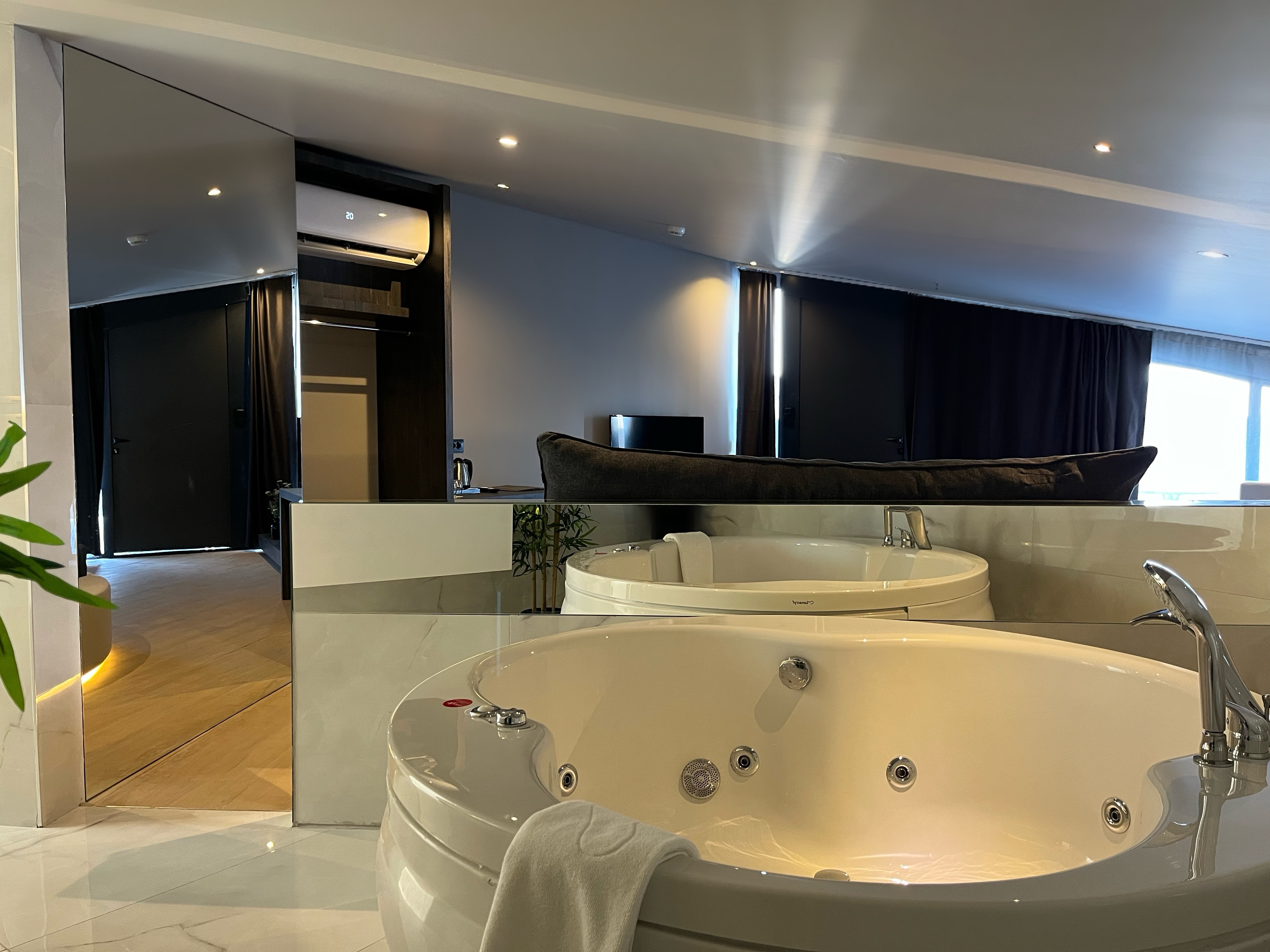 Suite with Jacuzzi with Views