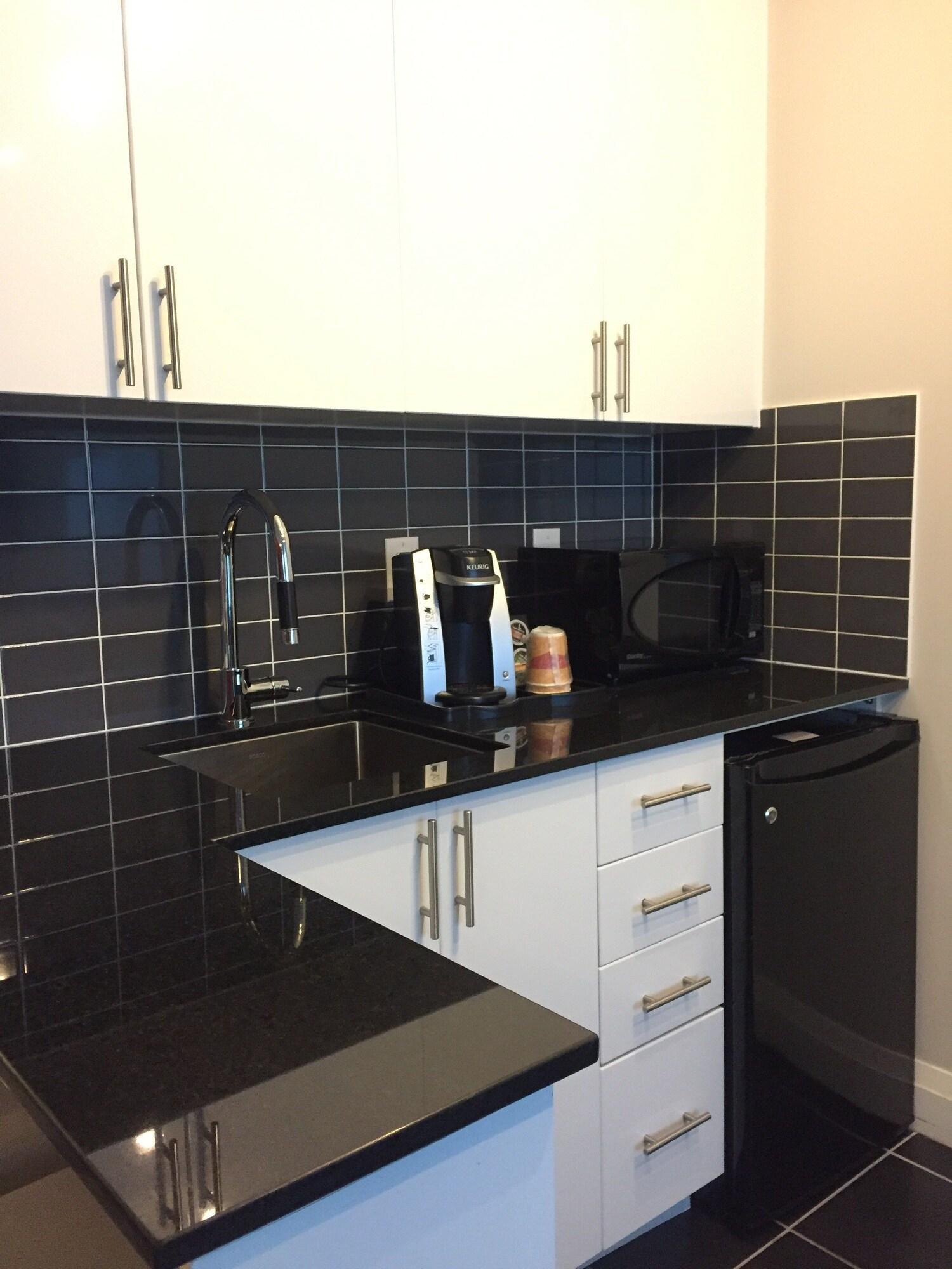 Studio Two Queen Beds