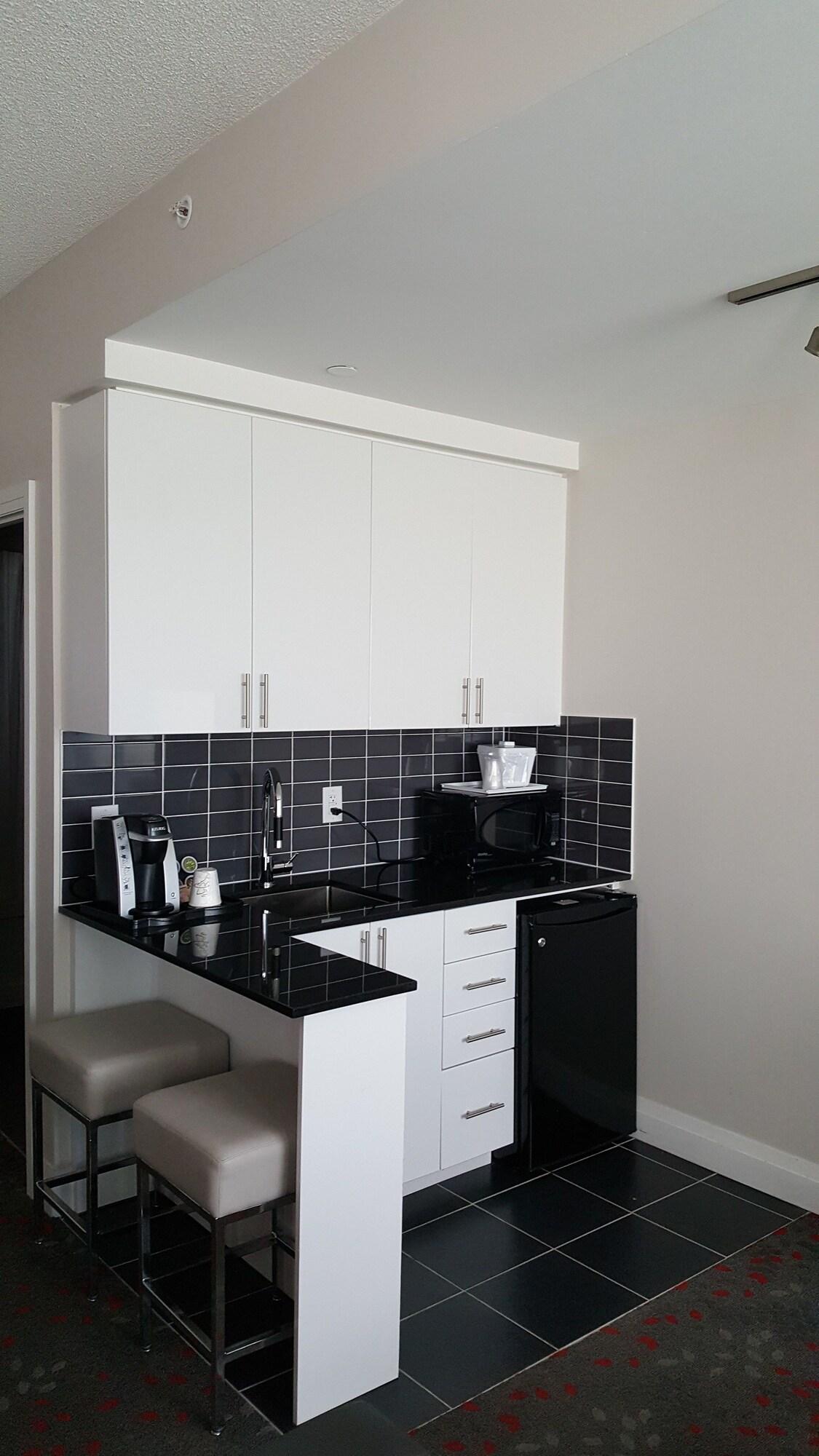 Studio Two Queen Beds