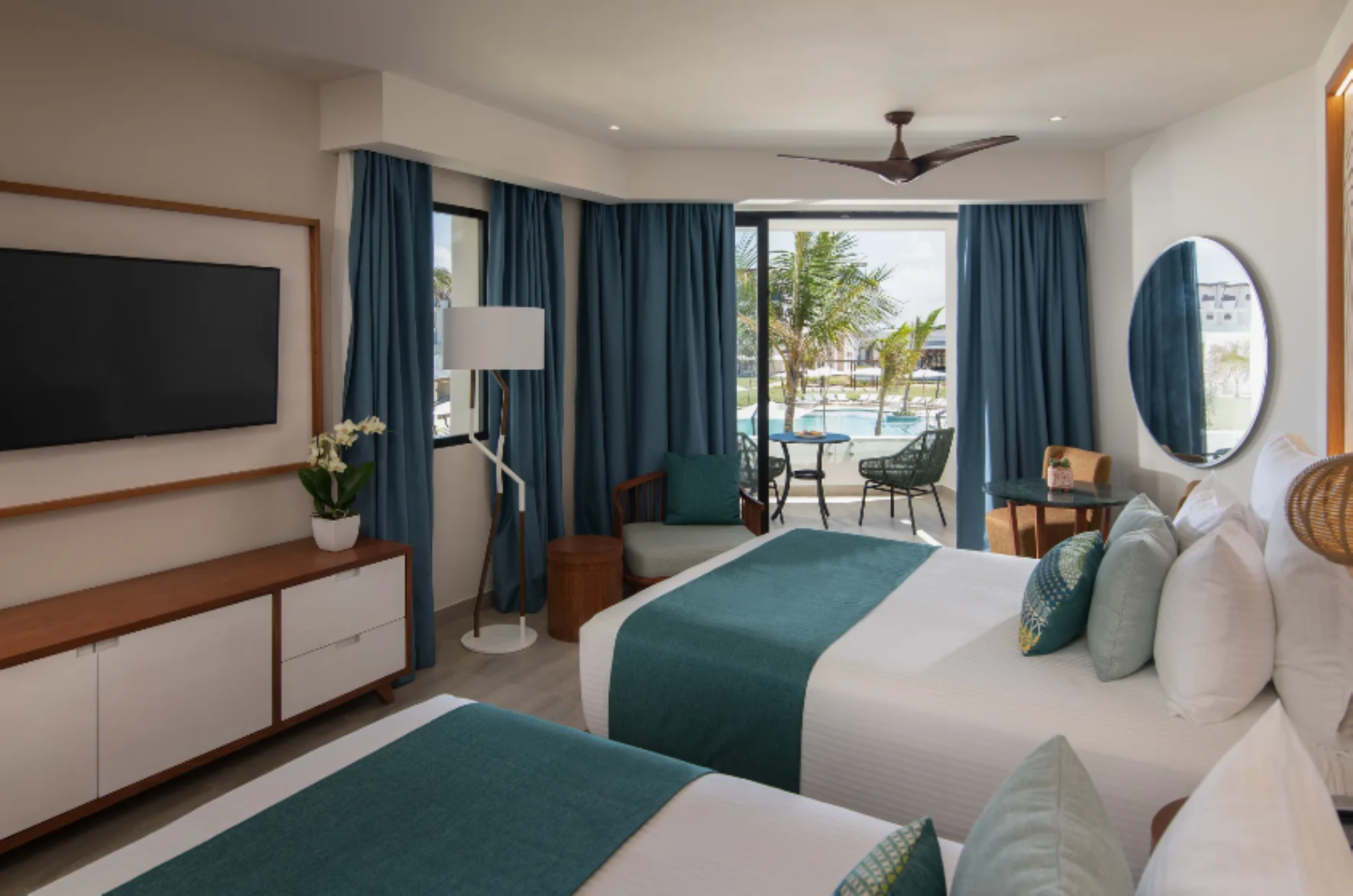 Junior Suite Pool View King Bed
