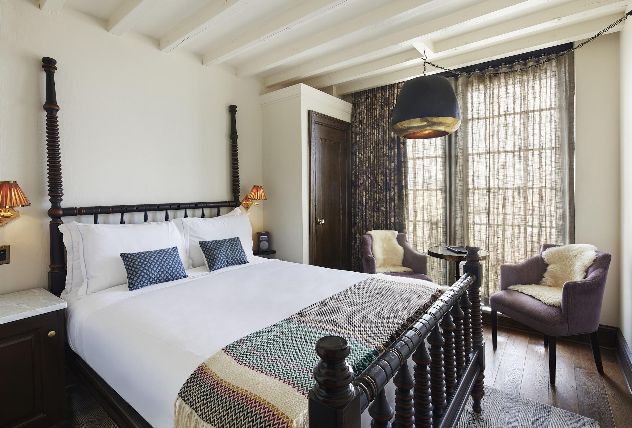 Studio Accessible King Size Bed