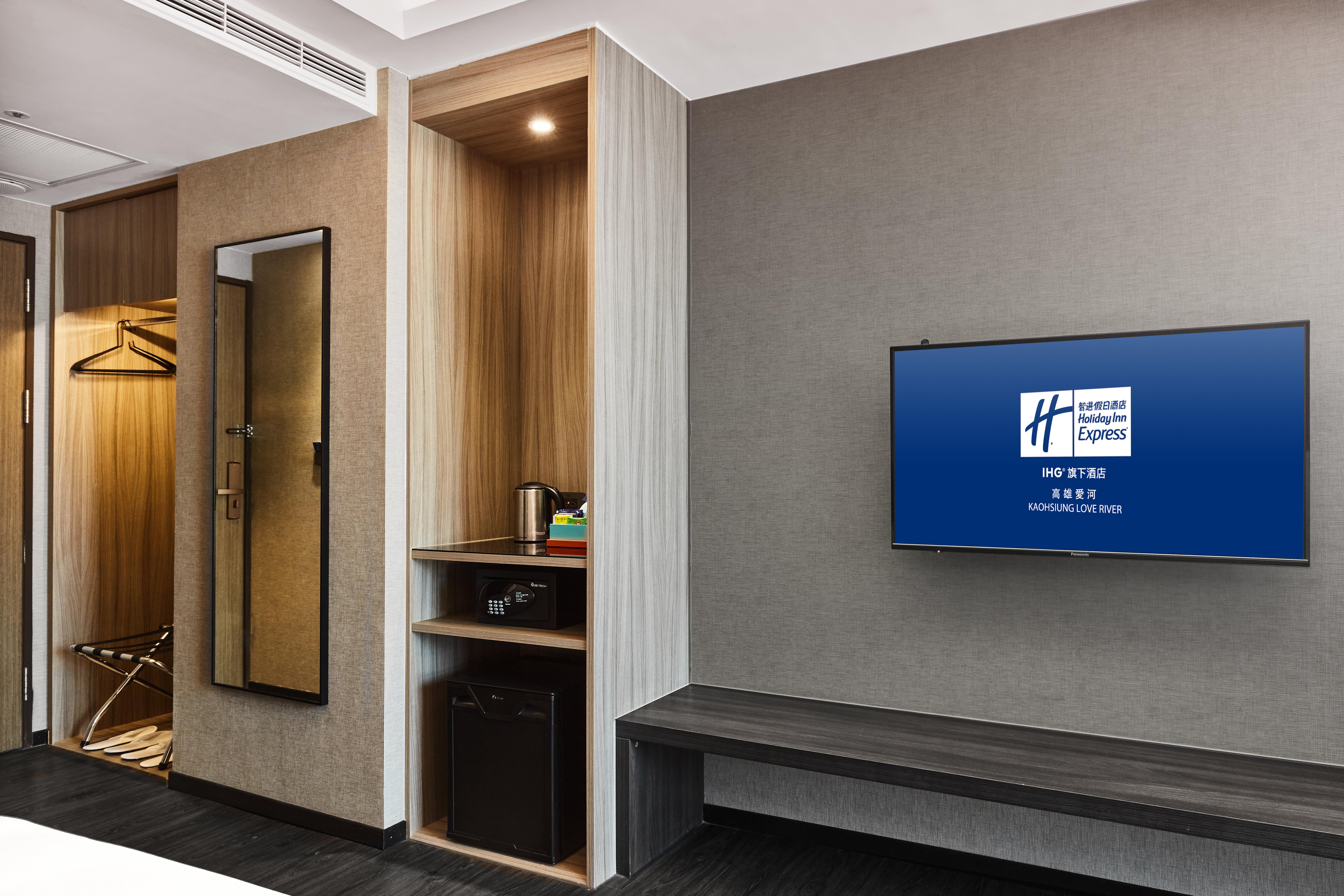 Quadruple Two Queen Beds