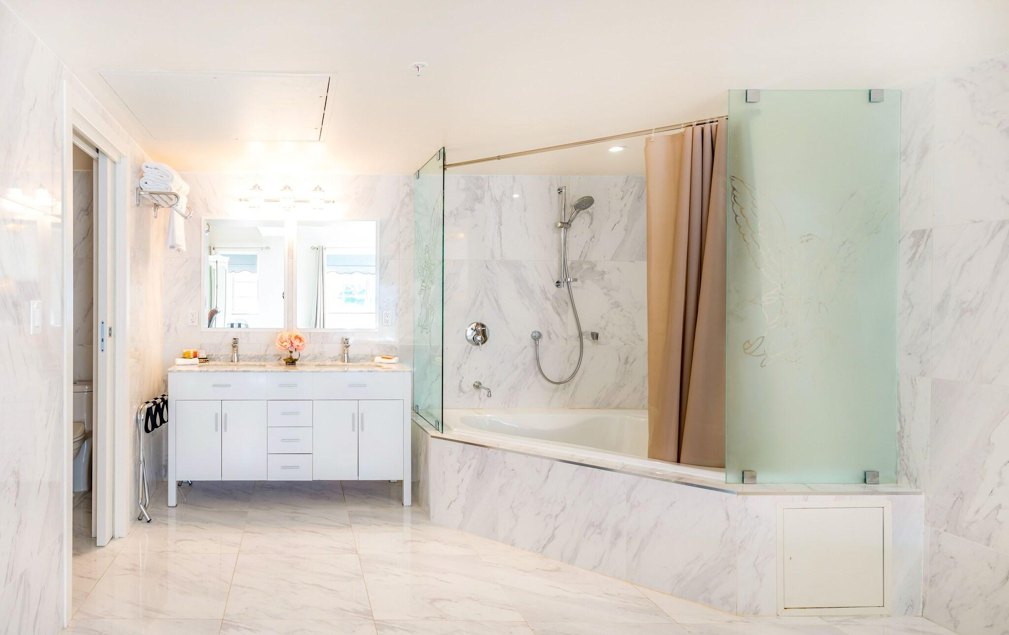 Double Deluxe Two Queen Beds