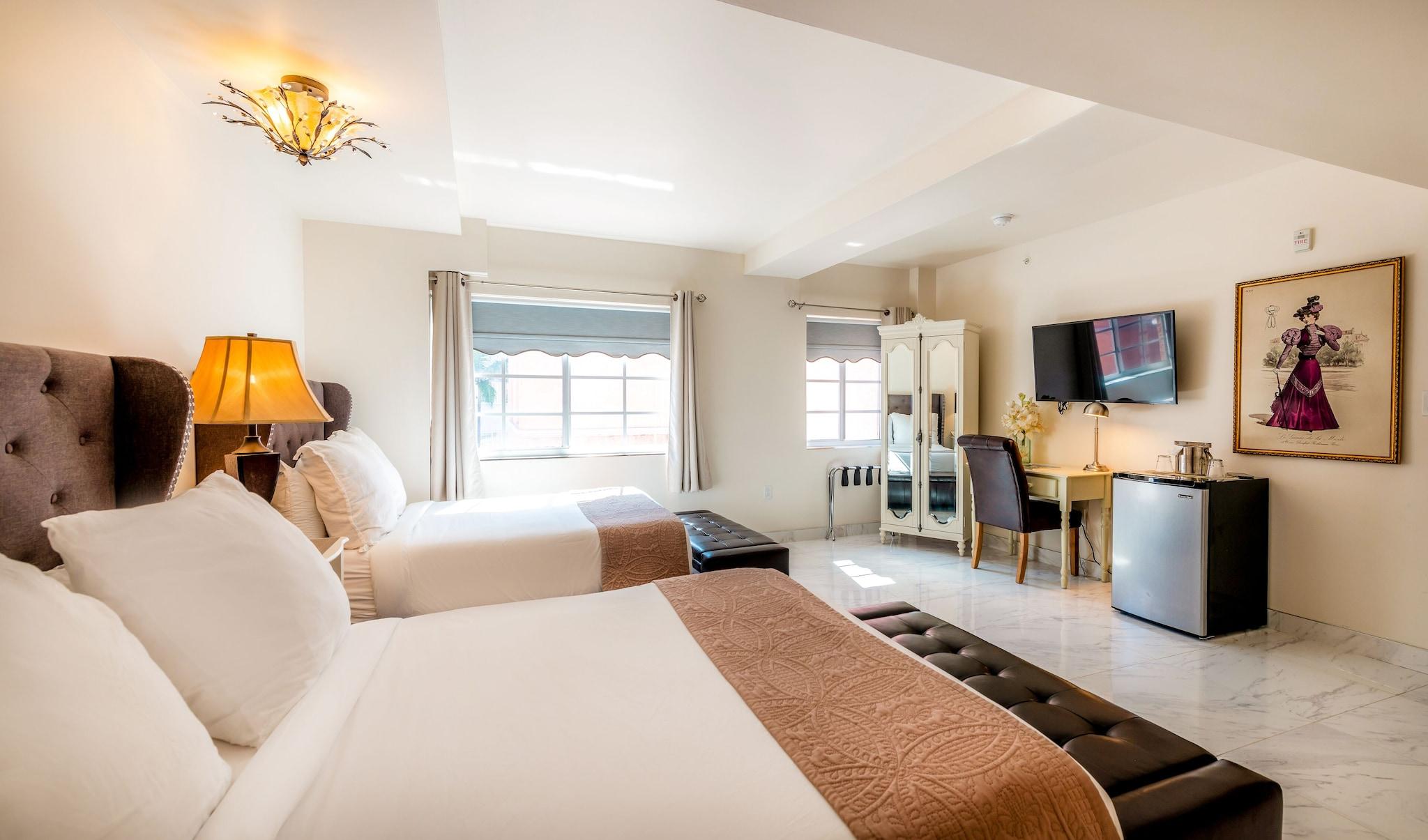 Quadruple Deluxe Two Queen Beds