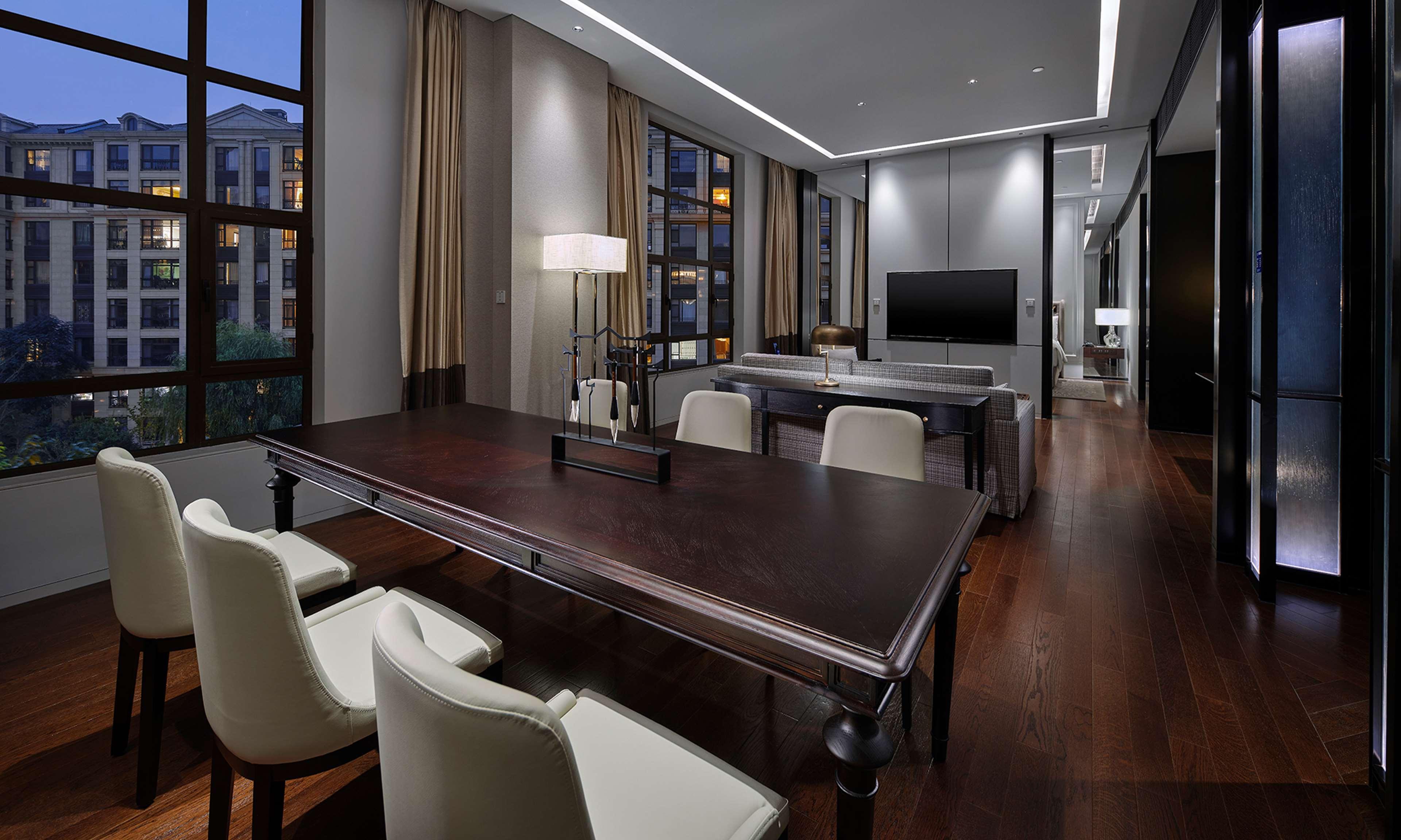 Suite Deluxe King Bed