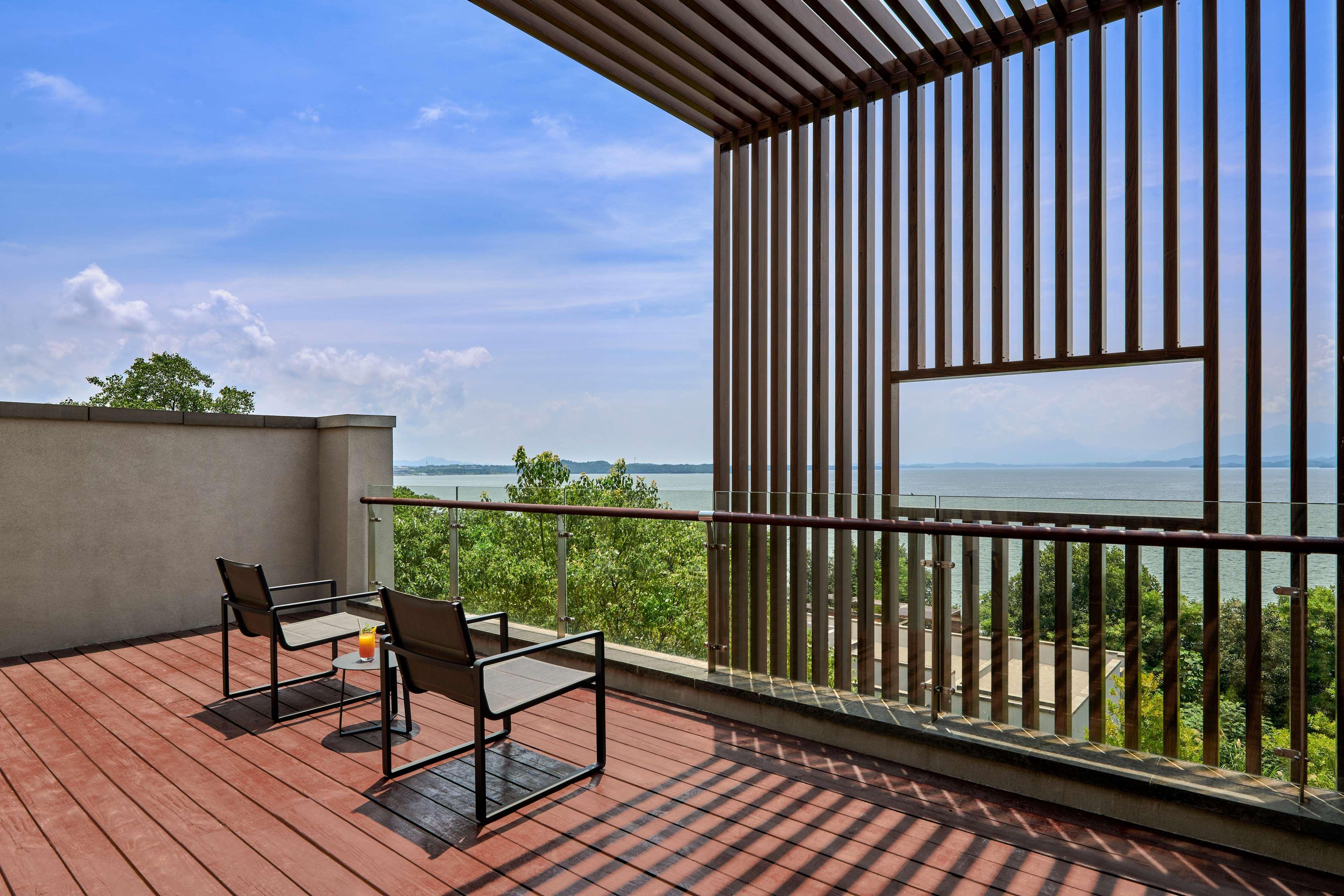 Twin Deluxe Lake View