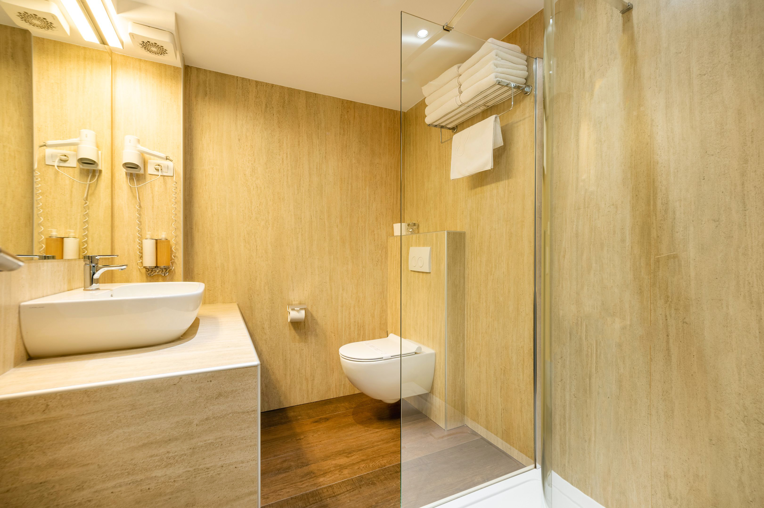 Quadruple Four Bedrooms One Bathroom