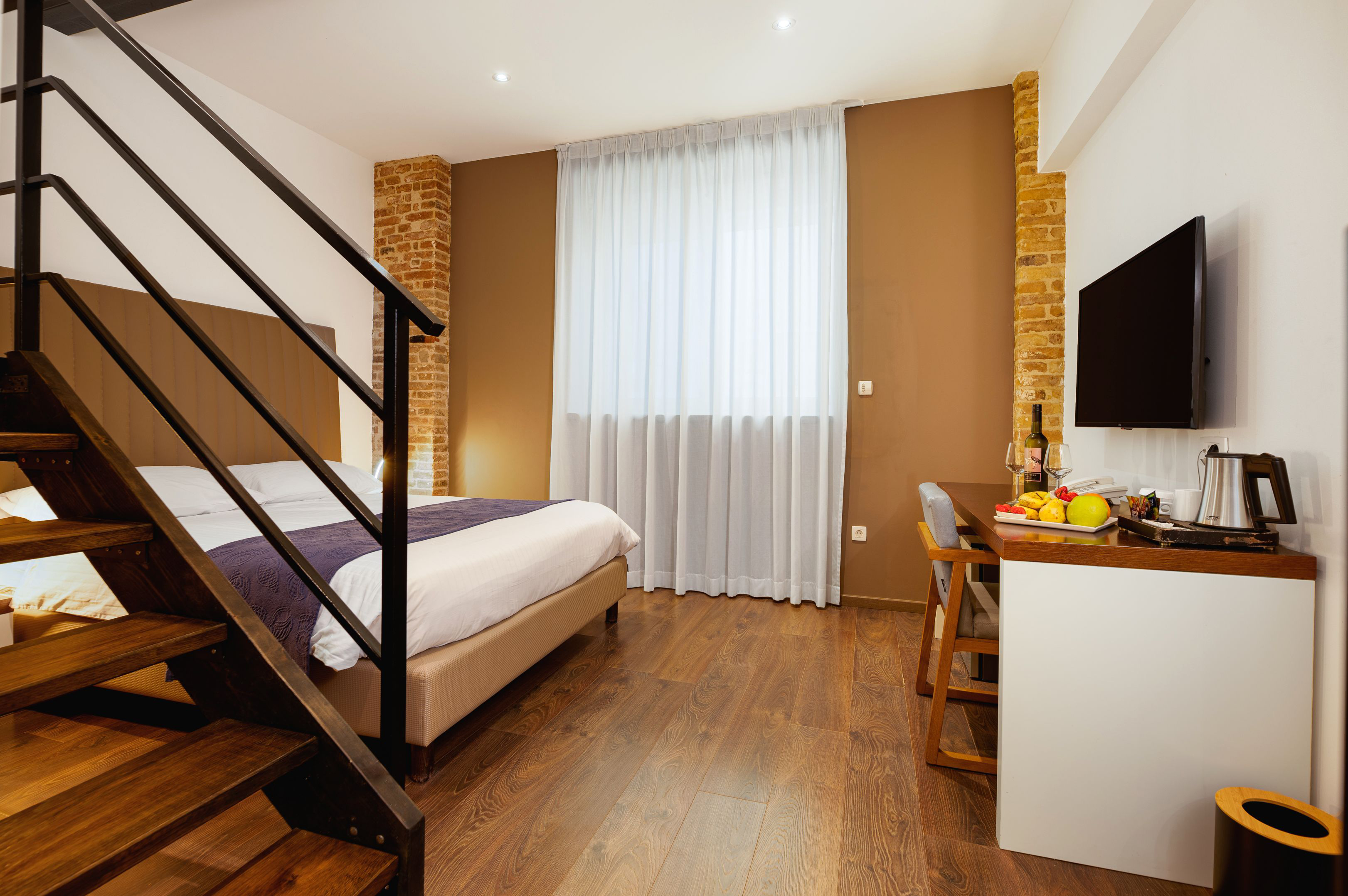 Quadruple Four Bedrooms One Bathroom