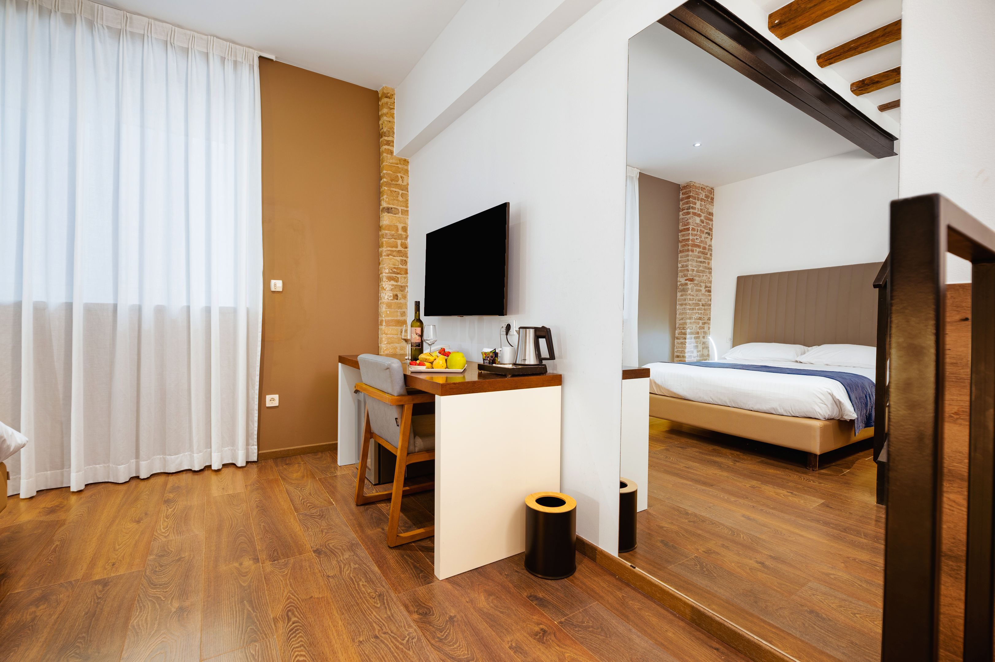 Quadruple Four Bedrooms One Bathroom