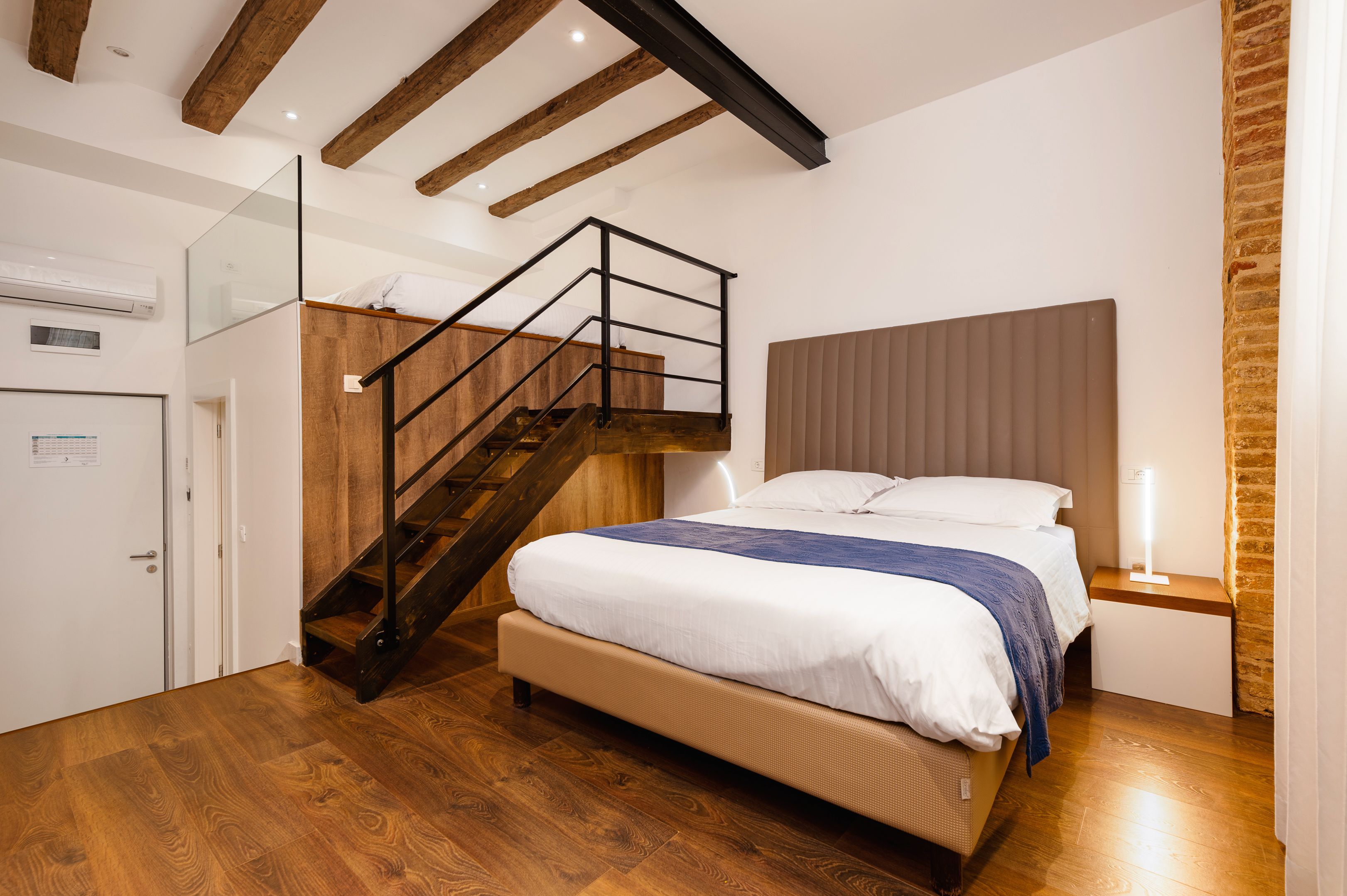 Quadruple Four Bedrooms One Bathroom