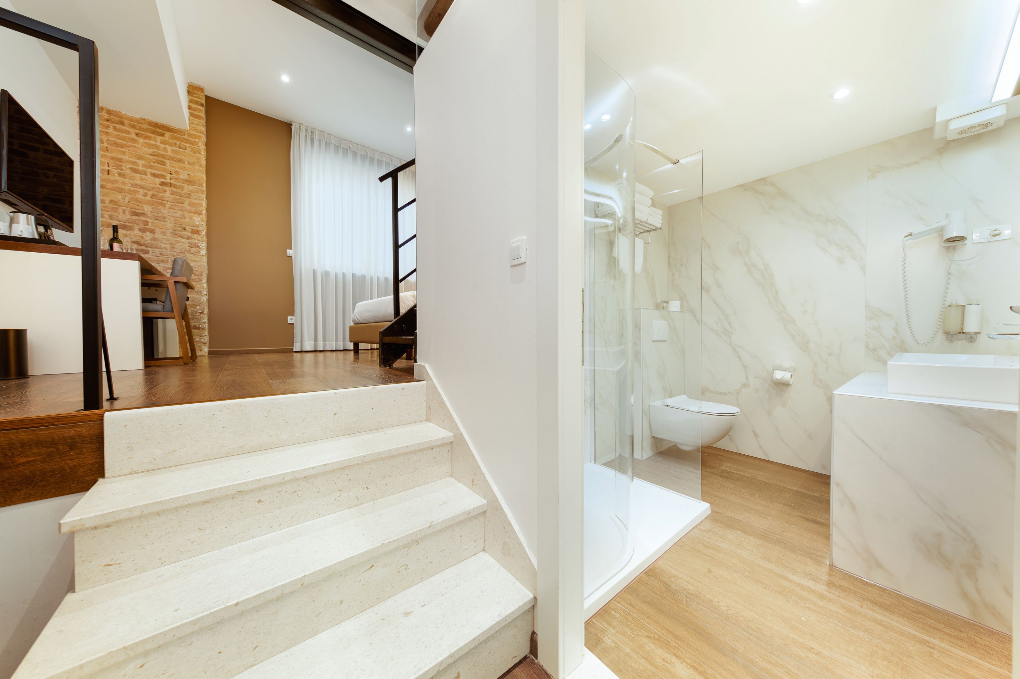 Quadruple Four Bedrooms One Bathroom