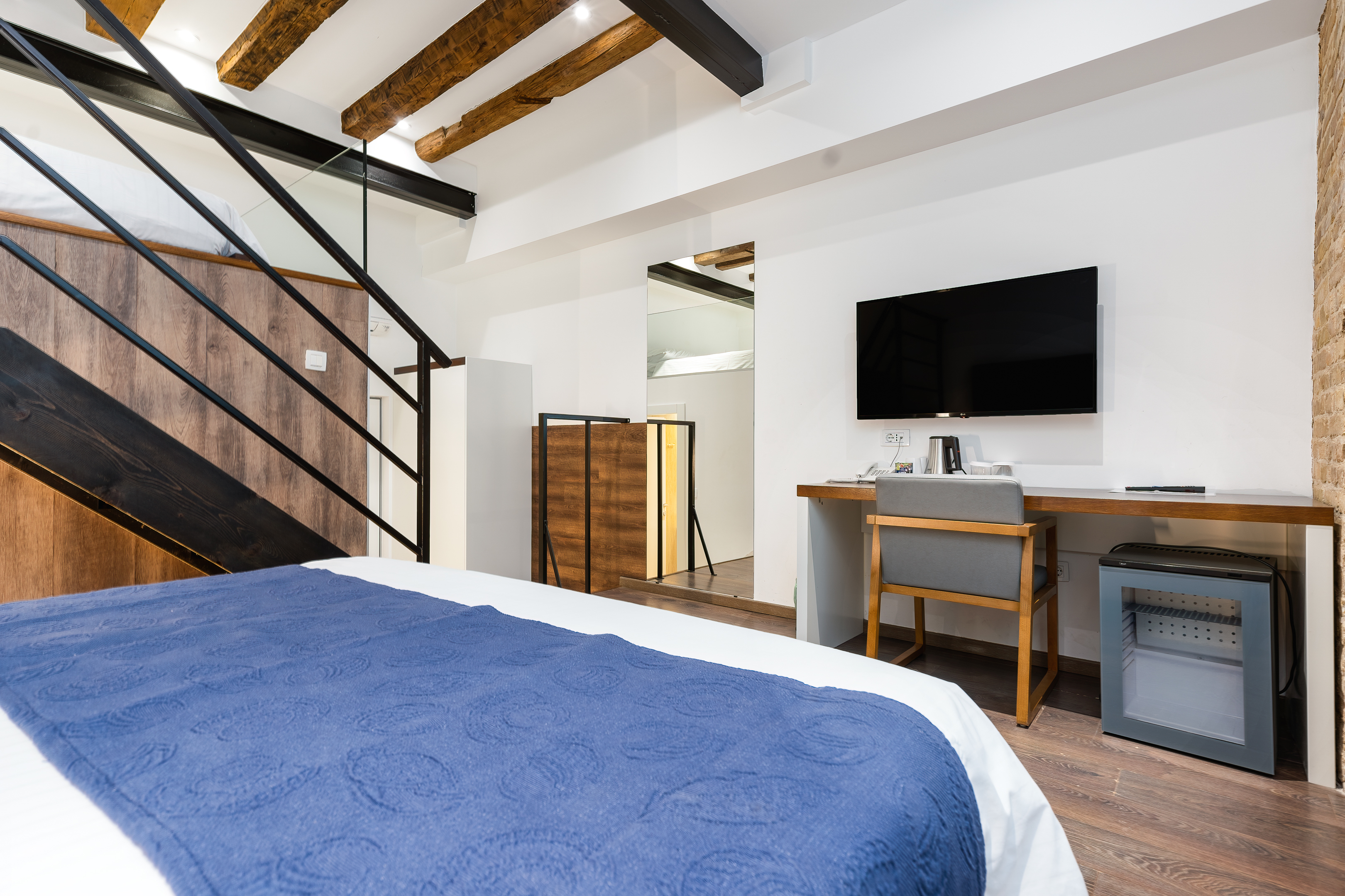 Quadruple Four Bedrooms One Bathroom