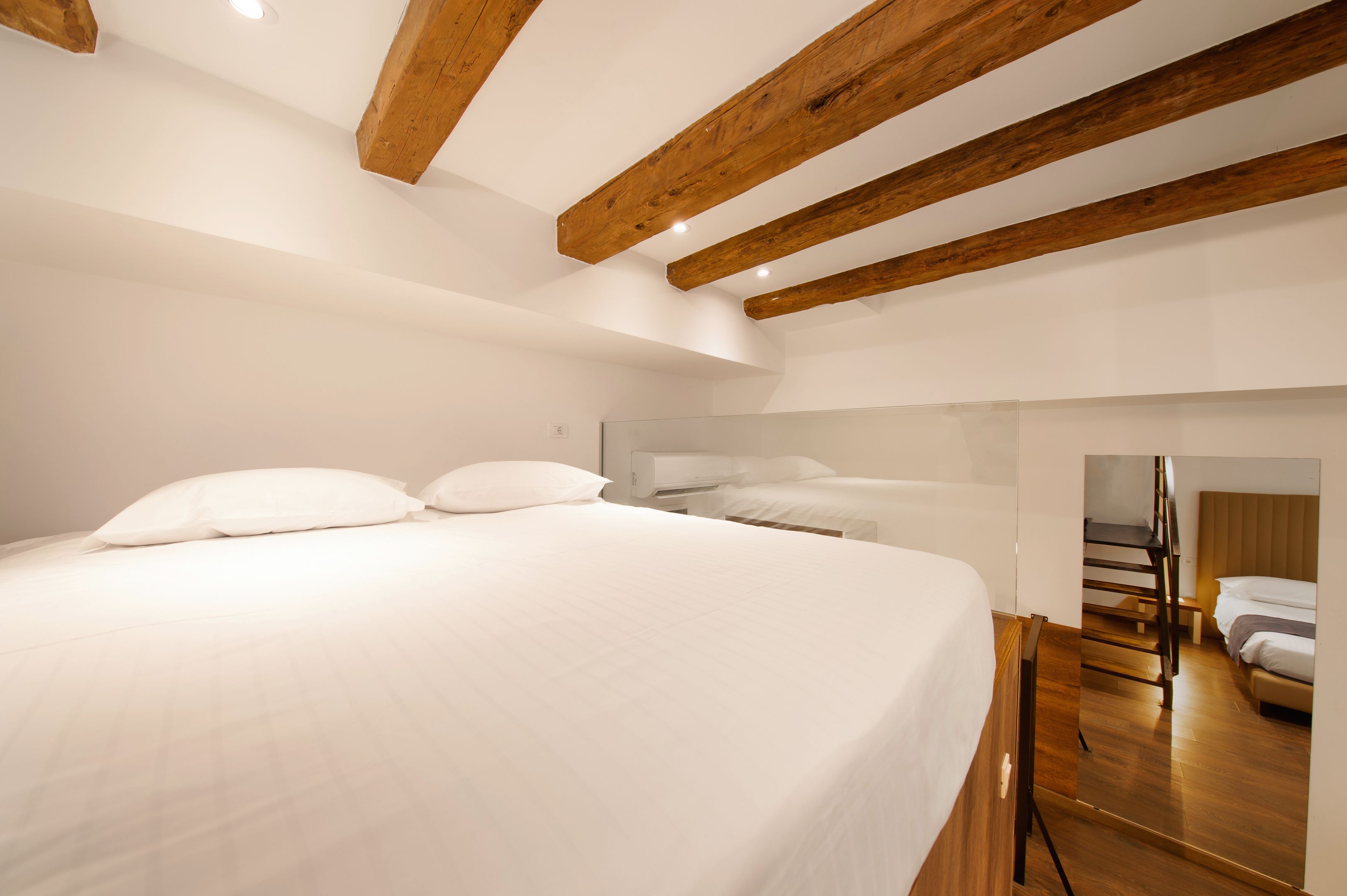 Quadruple Four Bedrooms One Bathroom