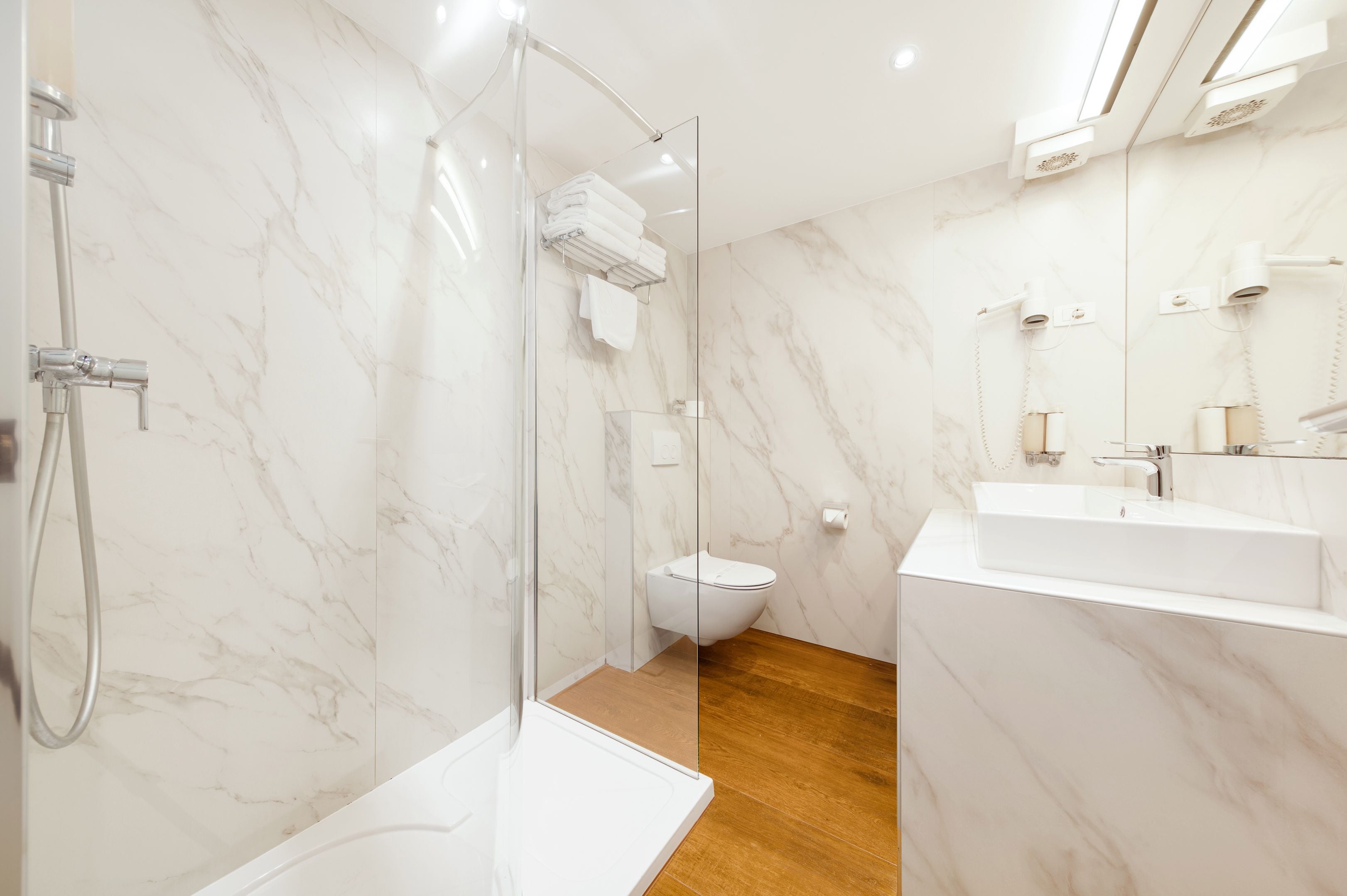 Quadruple Four Bedrooms One Bathroom