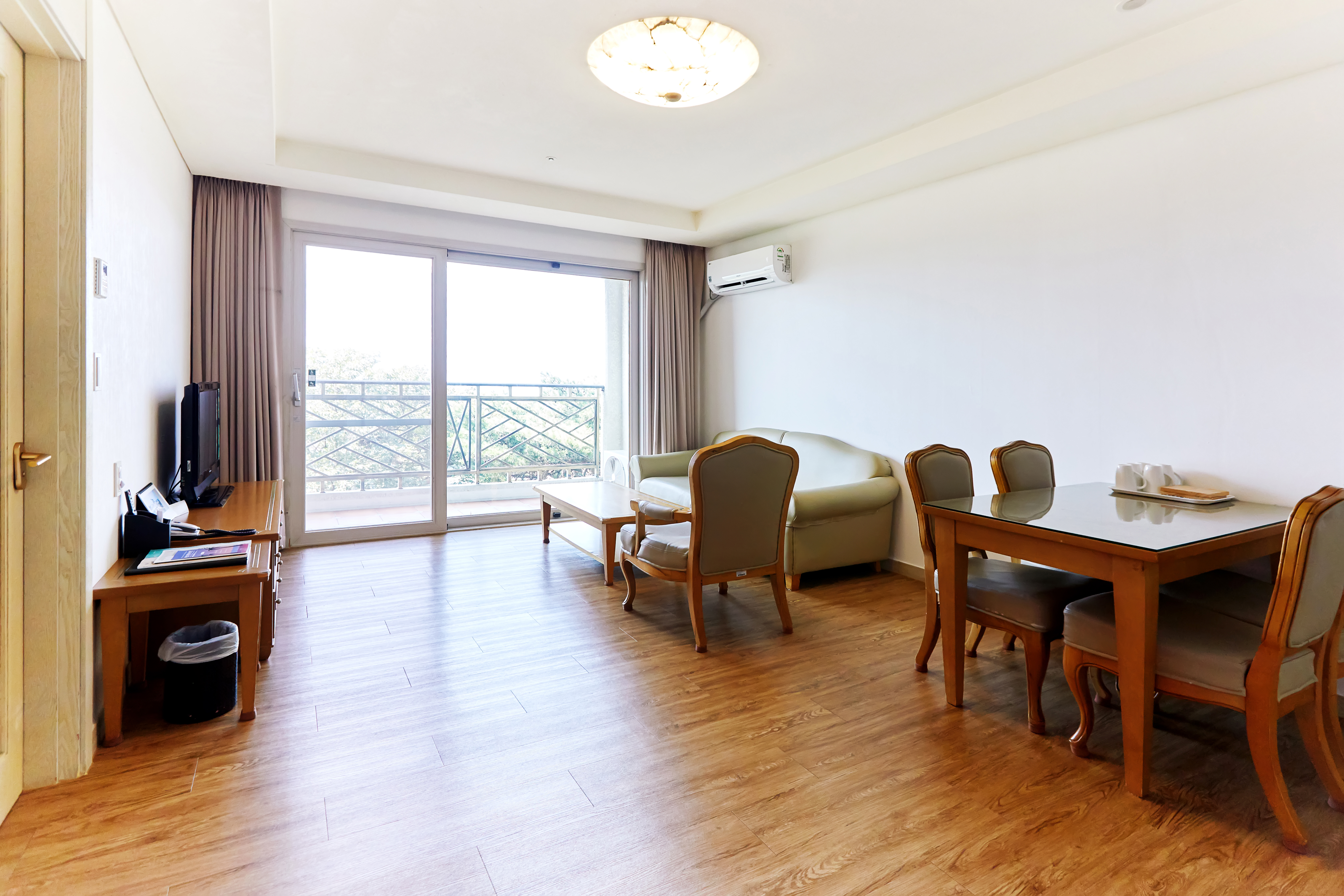 Suite with Kitchenette