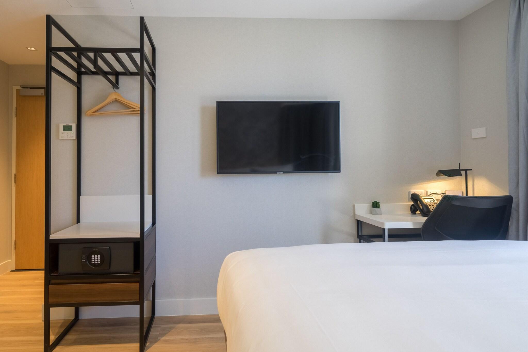 Double Executive Queen Bed