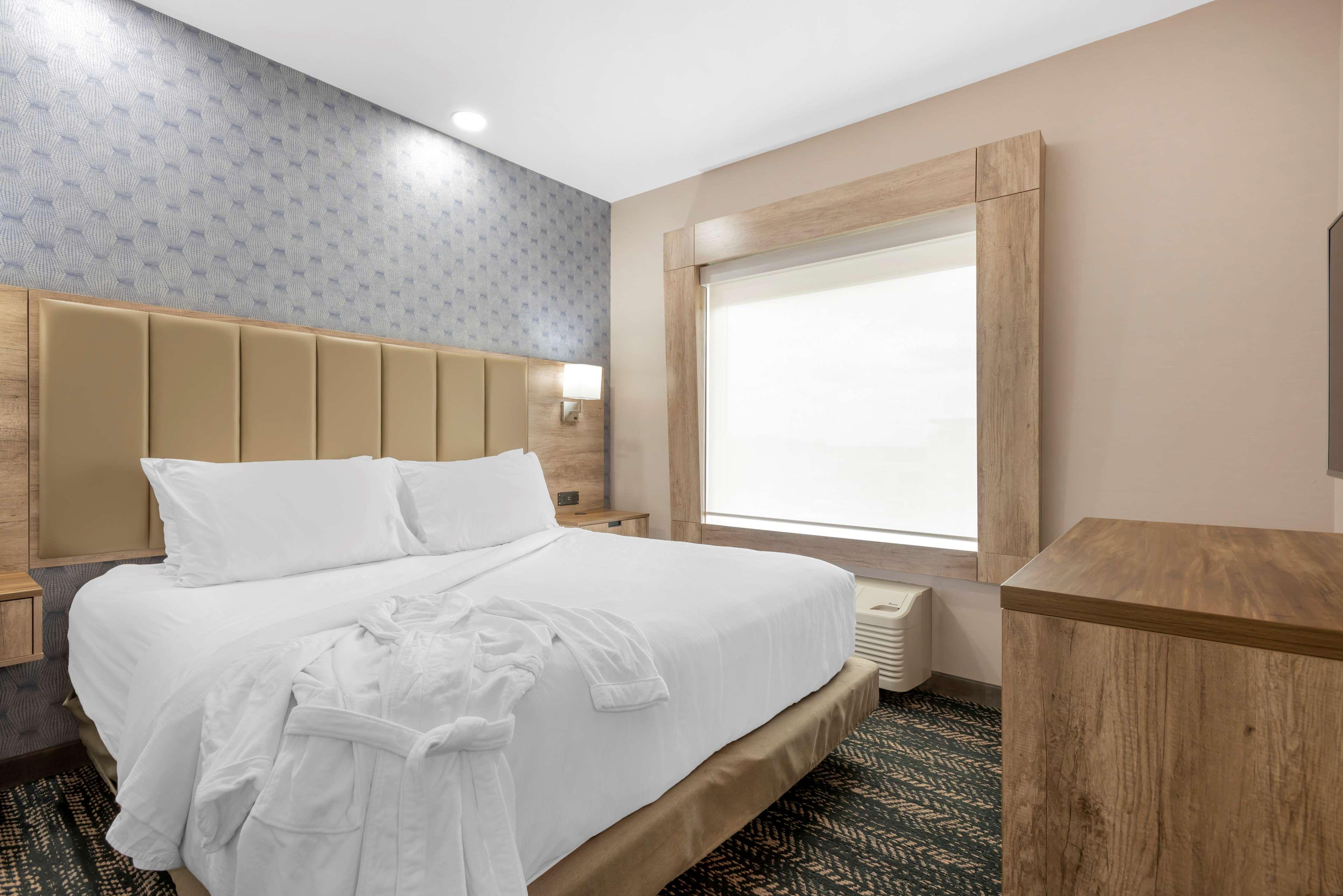 Suite King Bed with Jacuzzi