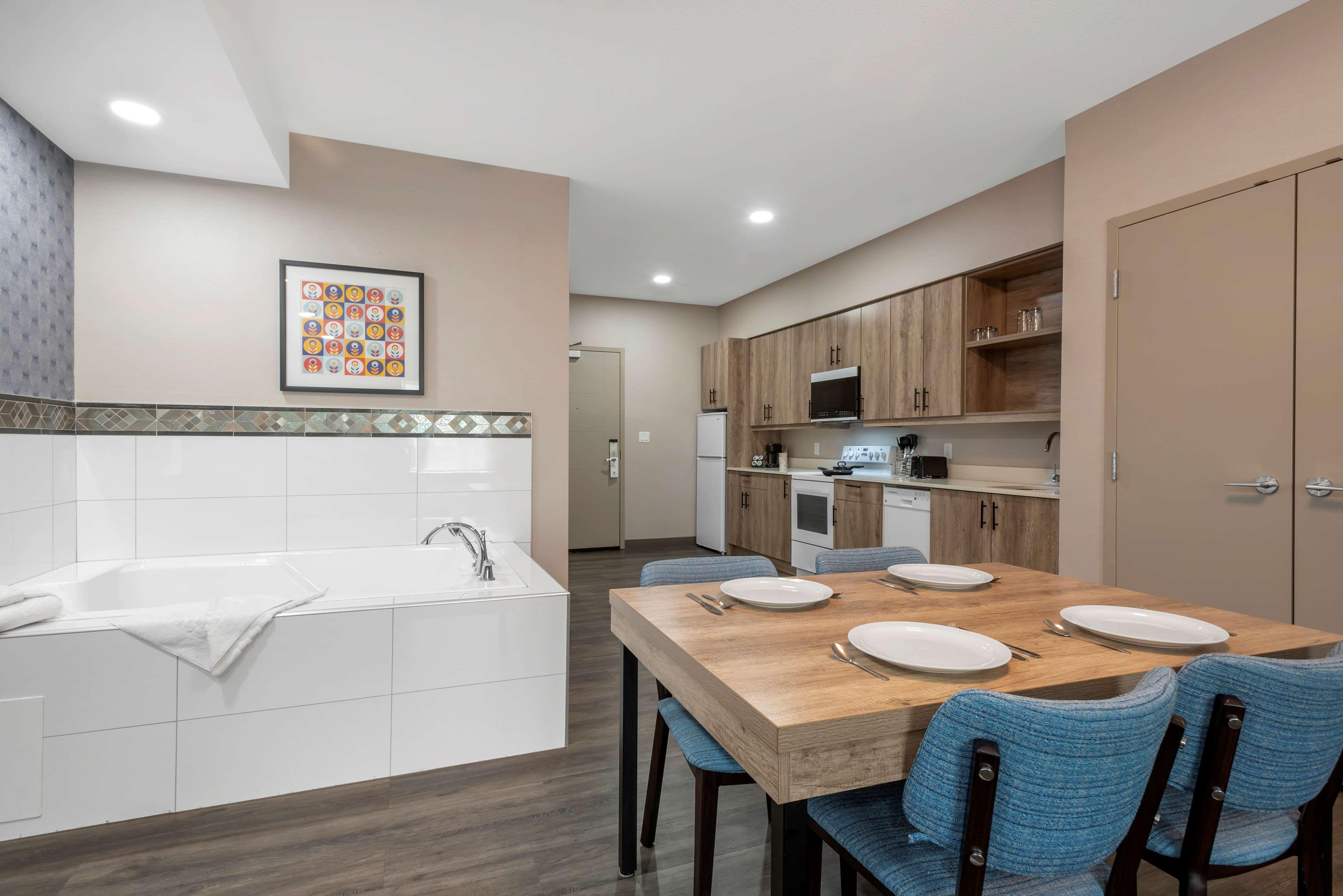 Suite King Bed with Jacuzzi