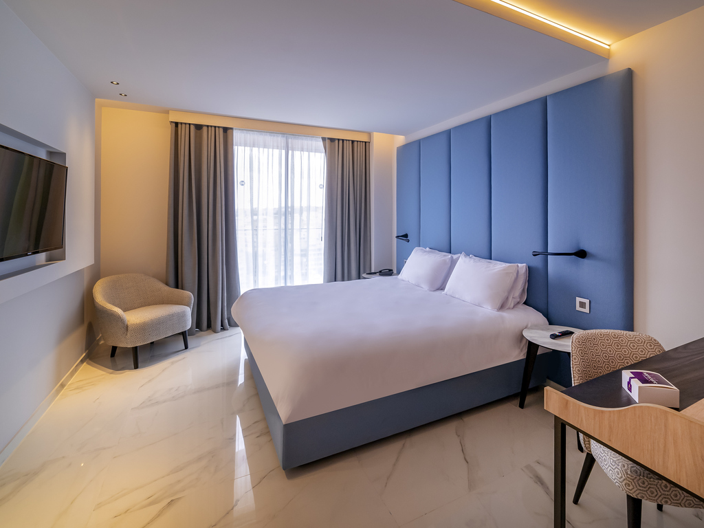 Double Queen Size Bed