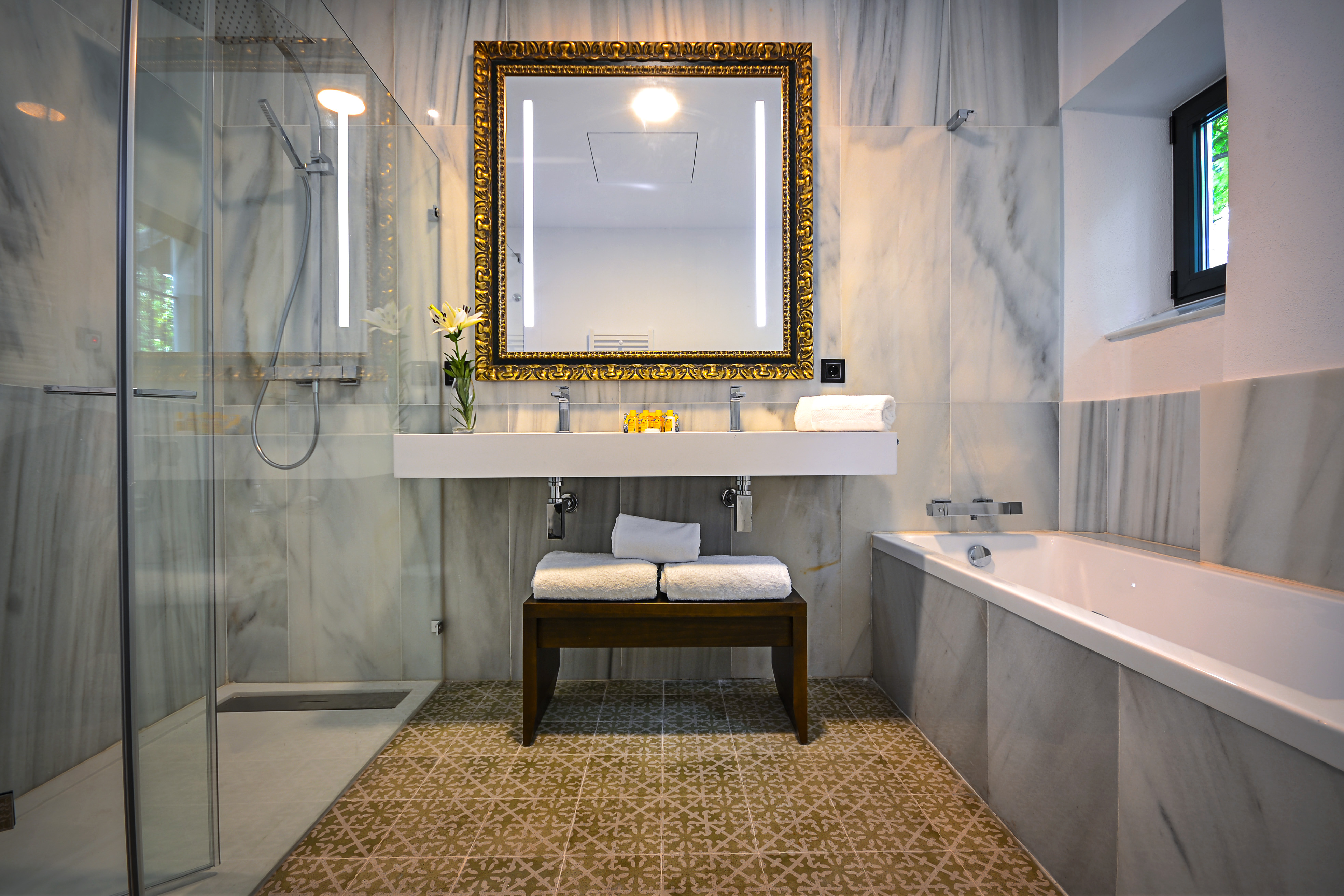 Double Deluxe One Bed