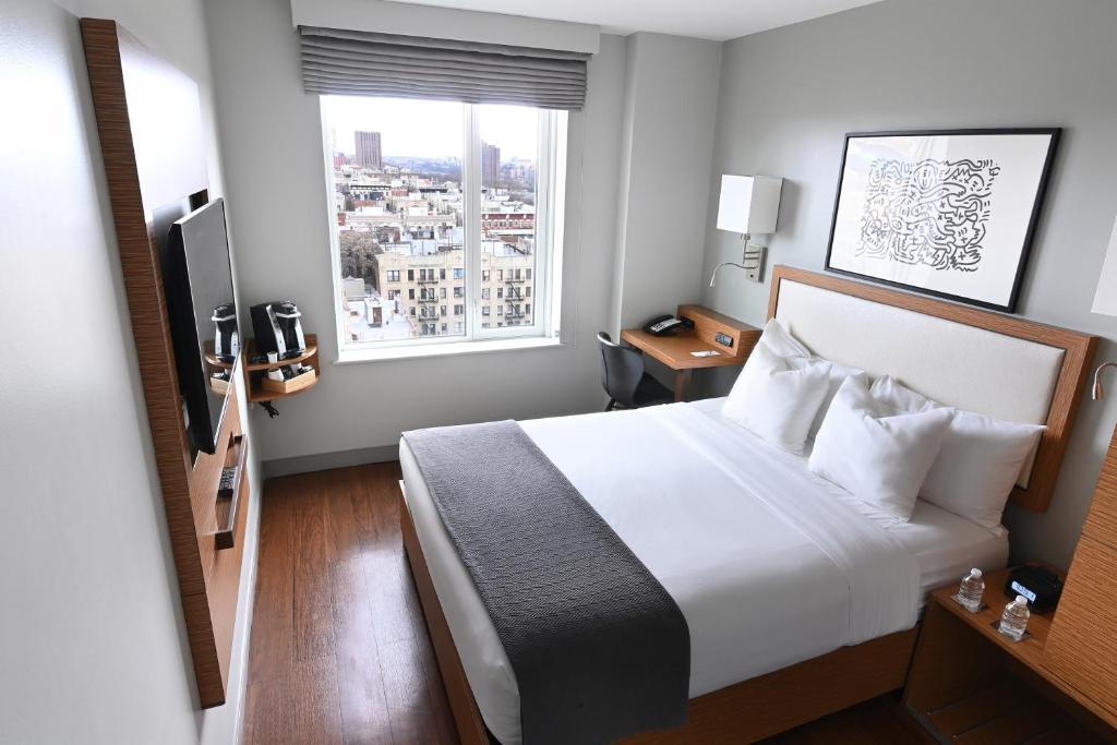 Room Queen Size Bed