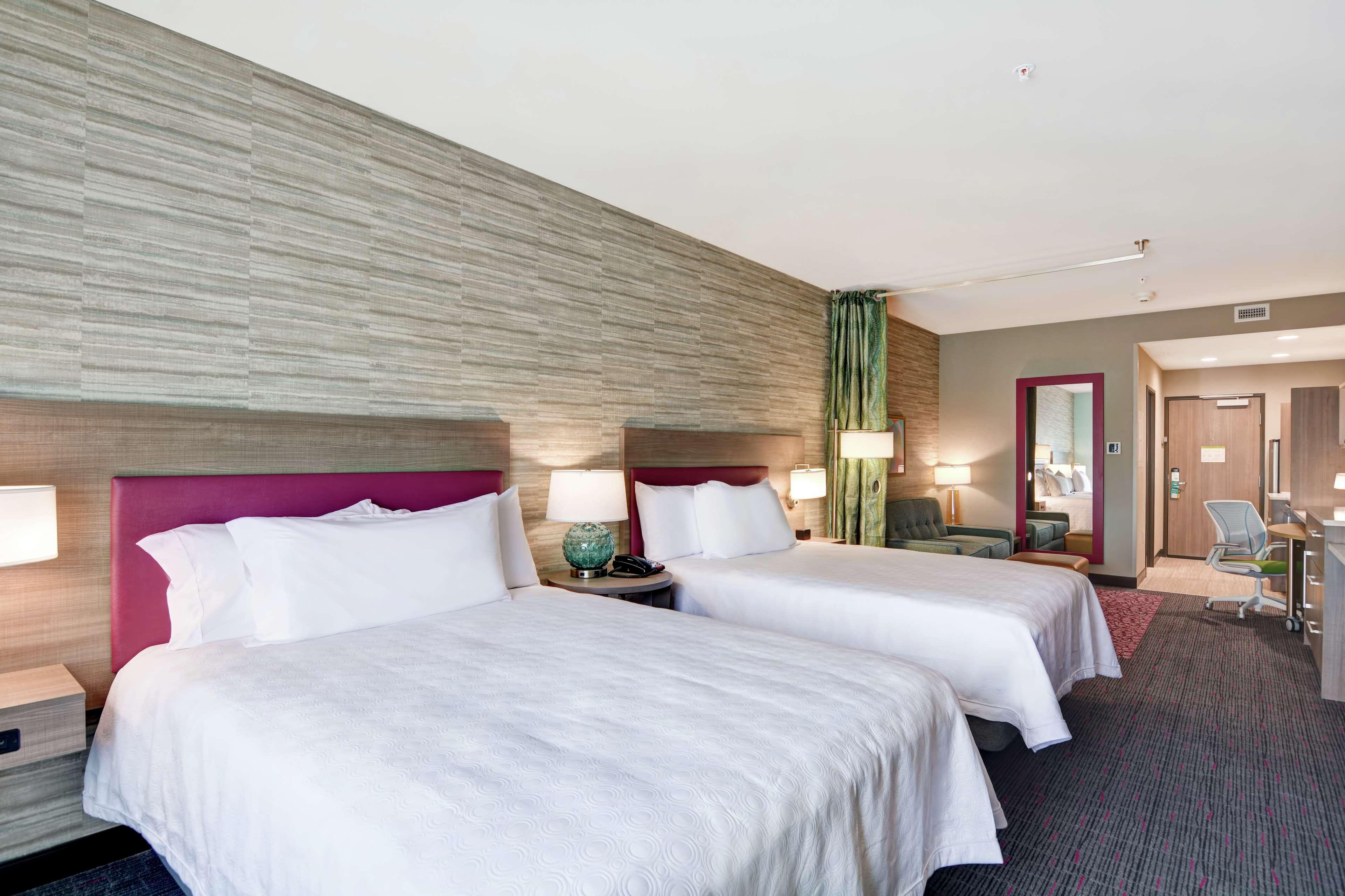 Studio Two Queen Beds Non Smoking