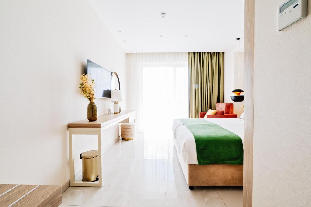 Double or Twin Superior Side Sea View