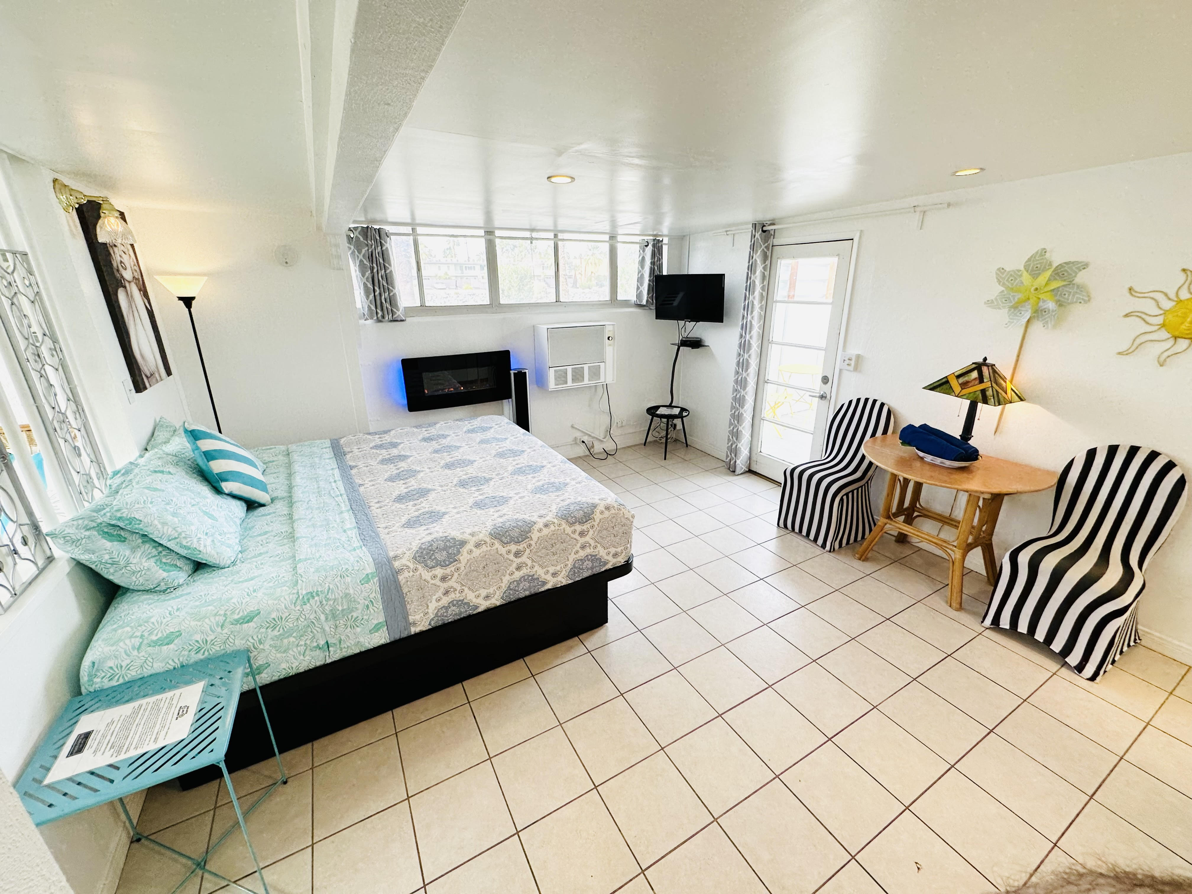 Bungalow Business King Bed