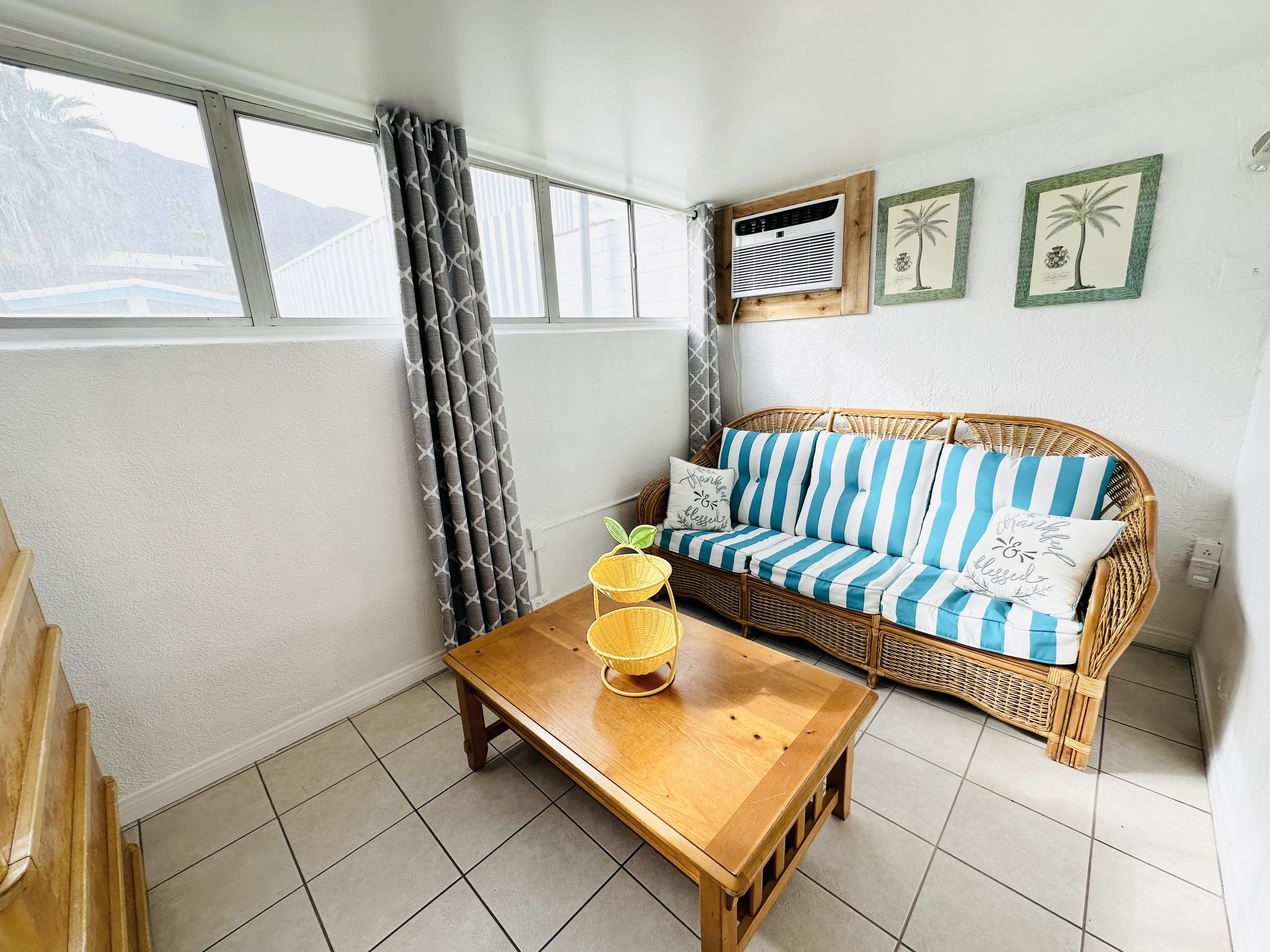 Bungalow Business King Bed