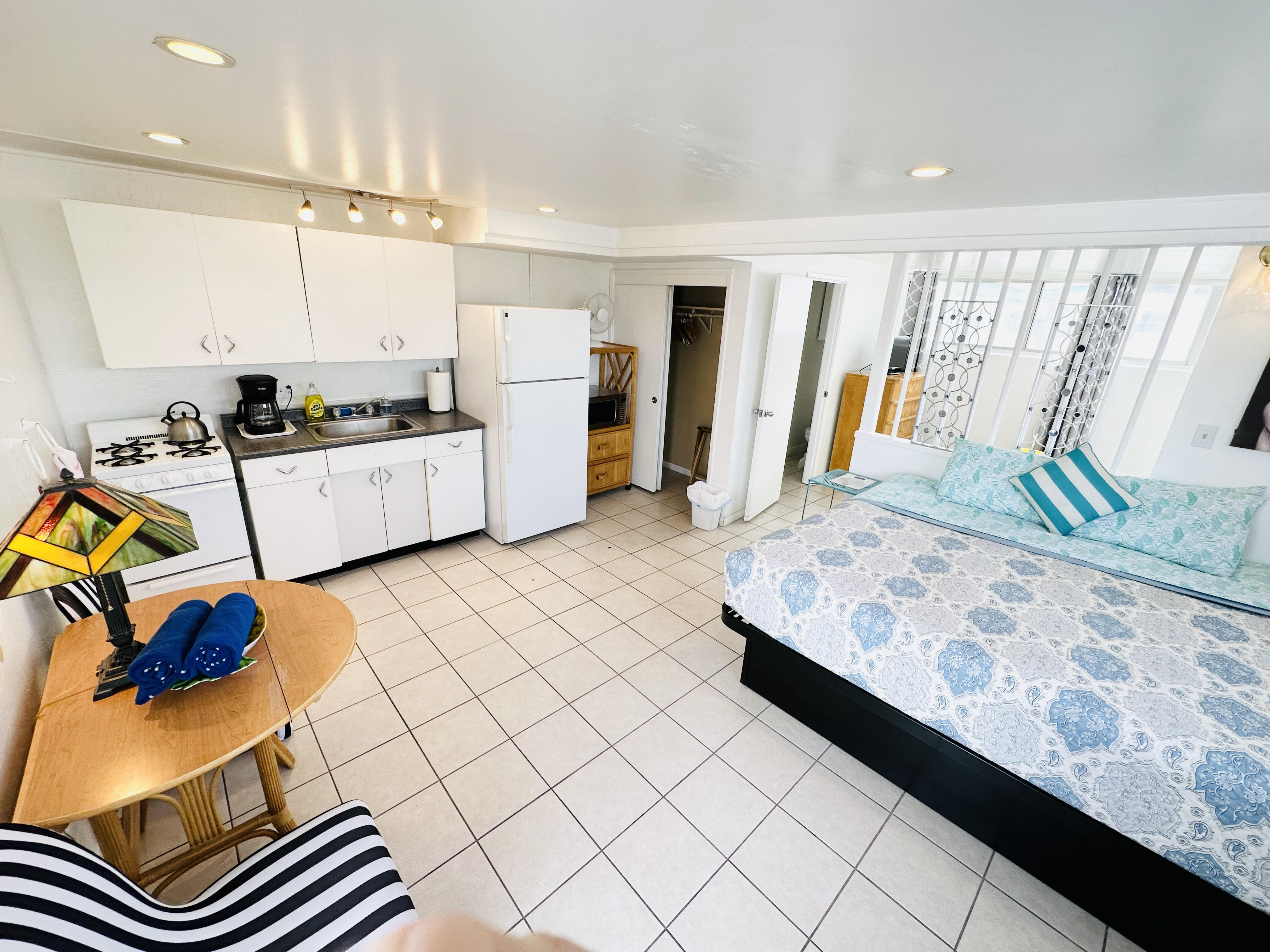 Bungalow Business King Bed