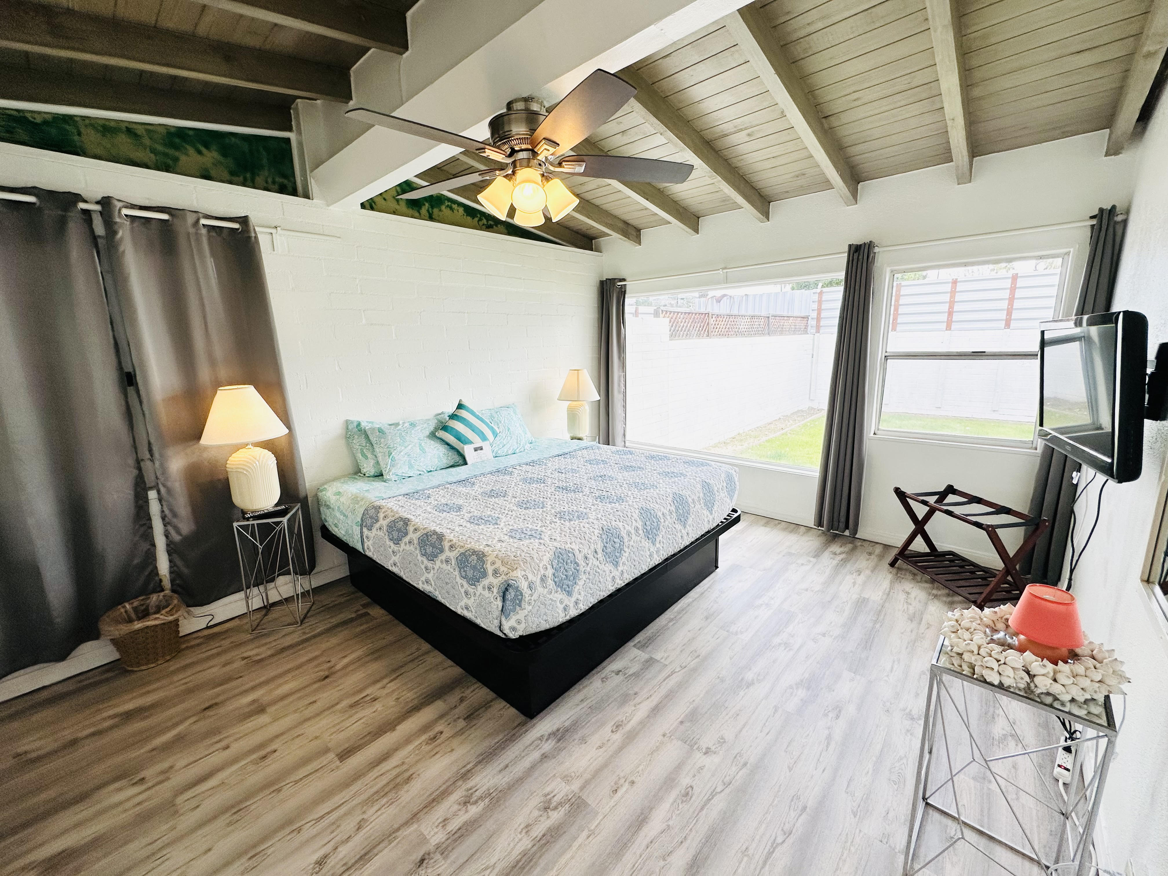 Bungalow Pool View King Bed