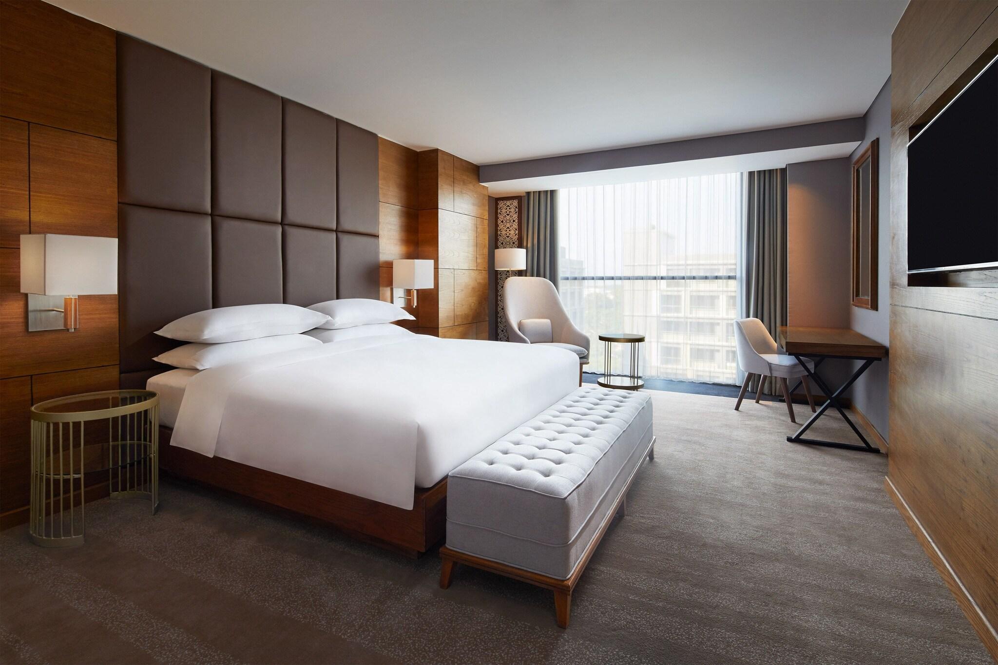 Suite Pool View King Bed