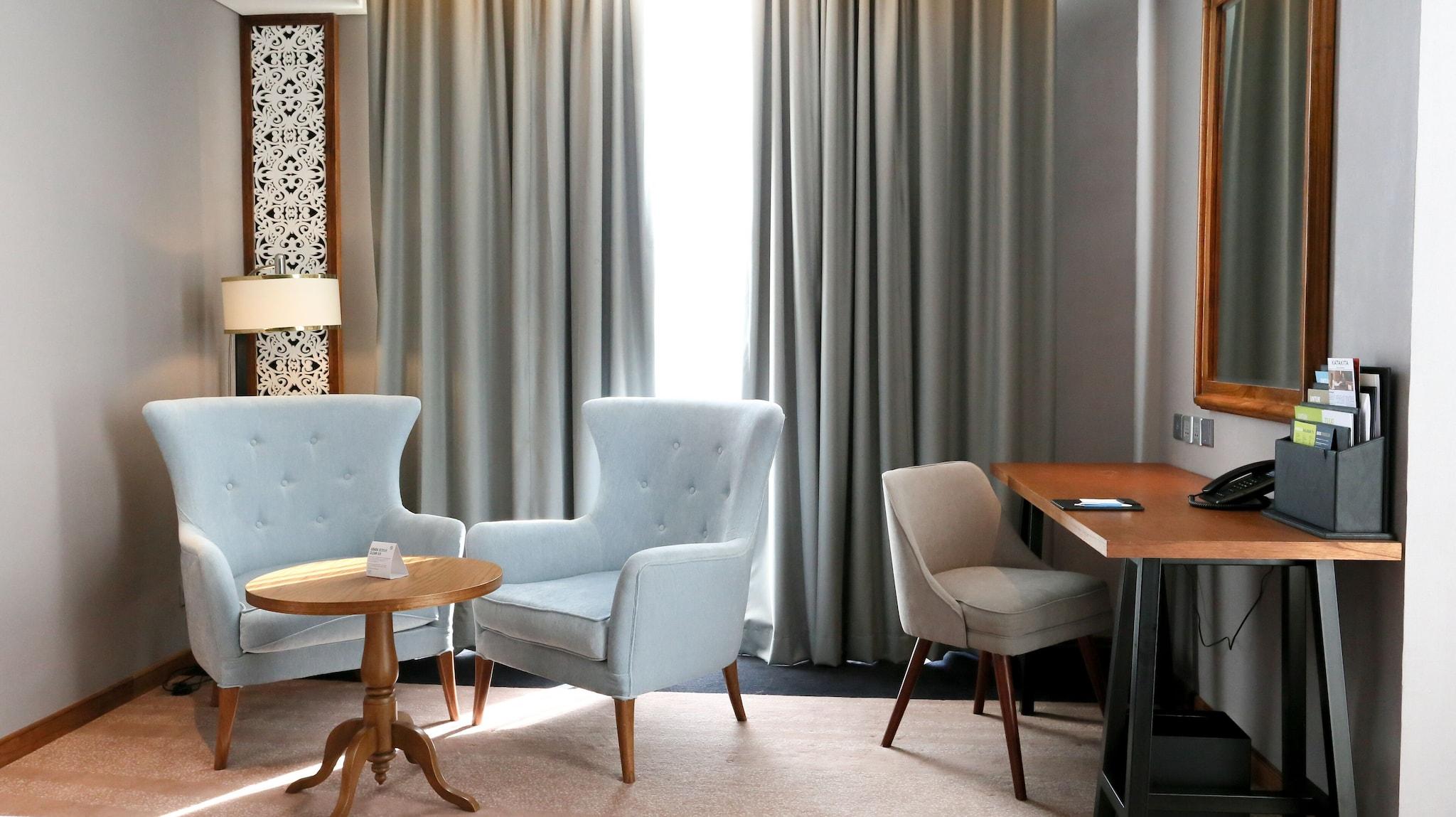 Double Pool View King Bed