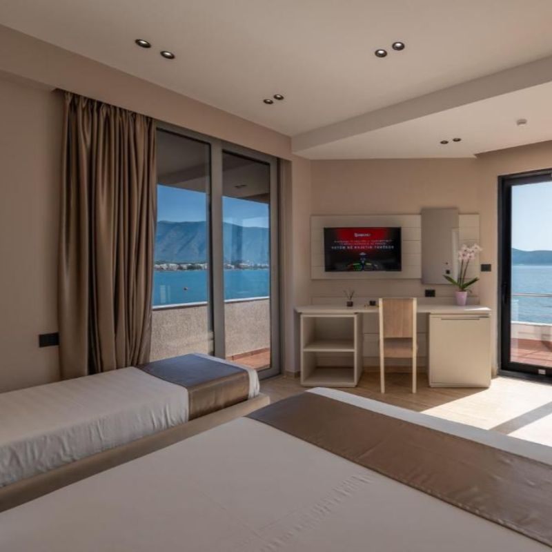 Triple Deluxe Two Beds