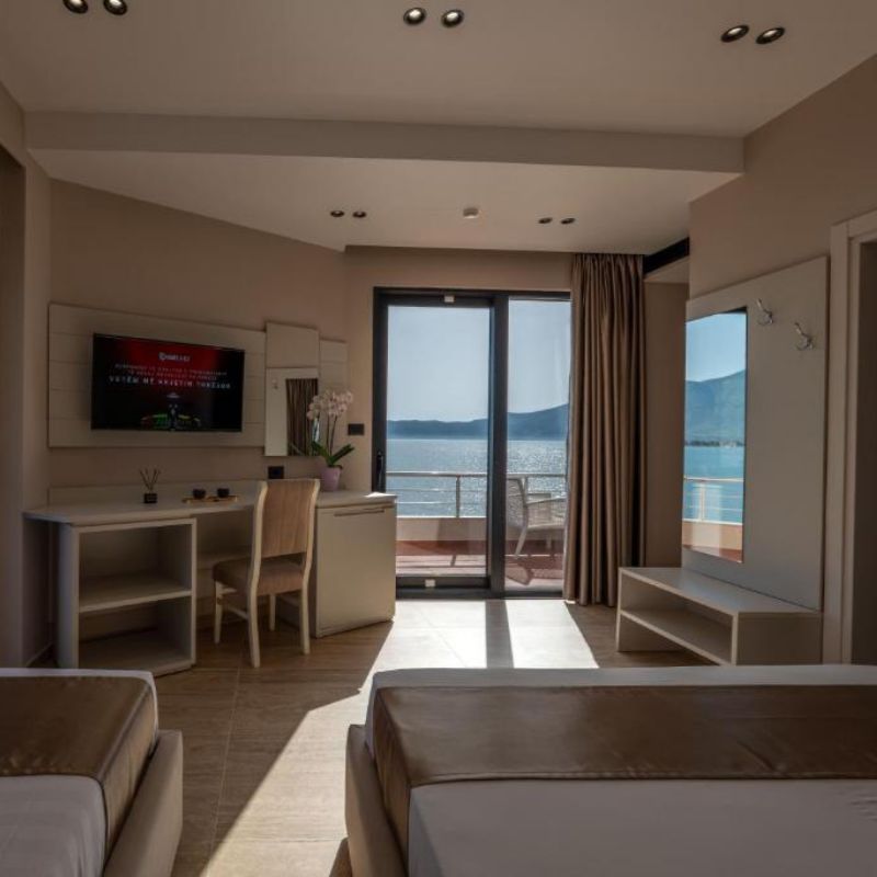 Triple Deluxe Two Beds